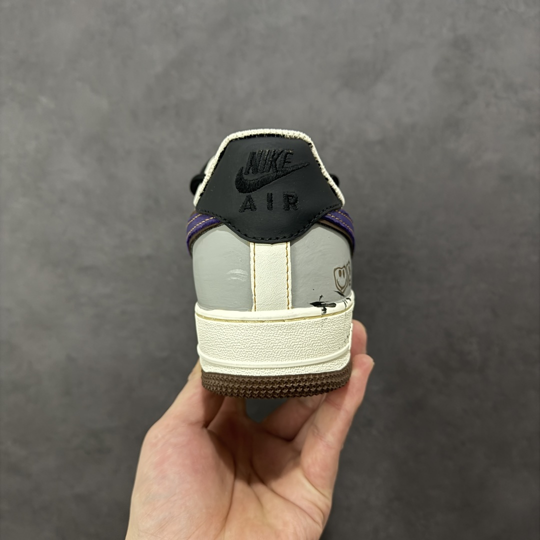图片[4]-【定制版】手绘涂鸦“破界涂鸦”Nike Air Force 1 “Boundary Break Graffiti ”空军一号定制板鞋 鞋身采用灰绿渐变皮革拼接做旧涂鸦材质，搭配紫黑撞色 Swoosh 与红黑双鞋带，点缀手绘笑脸、泼墨细节，营造出随性不羁的街头氛围。做旧绿中底强化复古质感，将涂鸦艺术与经典鞋型融合，既有小众个性辨识度，又适配工装、滑板等潮流风格，是街头爱好者的吸睛单品 货号：LJ8822-121 尺码： 36 36.5 37.5 38 38.5 39 40 40.5 41 42 42.5 43 44 44.5 45-选品中心