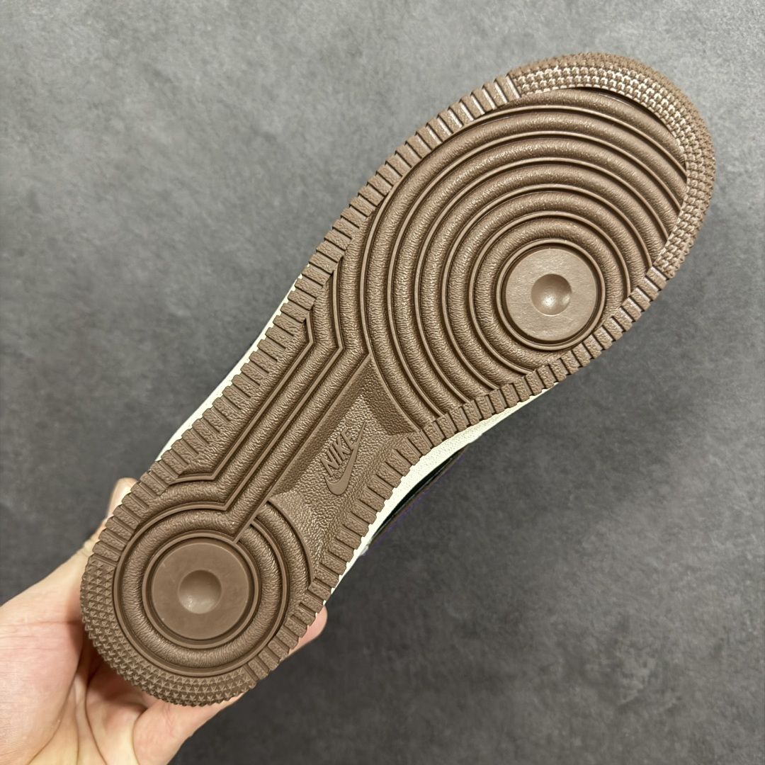 图片[9]-【定制版】手绘涂鸦“破界涂鸦”Nike Air Force 1 “Boundary Break Graffiti ”空军一号定制板鞋 鞋身采用灰绿渐变皮革拼接做旧涂鸦材质，搭配紫黑撞色 Swoosh 与红黑双鞋带，点缀手绘笑脸、泼墨细节，营造出随性不羁的街头氛围。做旧绿中底强化复古质感，将涂鸦艺术与经典鞋型融合，既有小众个性辨识度，又适配工装、滑板等潮流风格，是街头爱好者的吸睛单品 货号：LJ8822-121 尺码： 36 36.5 37.5 38 38.5 39 40 40.5 41 42 42.5 43 44 44.5 45-选品中心