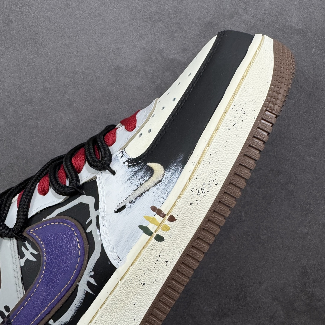 图片[5]-【定制版】手绘涂鸦“破界涂鸦”Nike Air Force 1 “Boundary Break Graffiti ”空军一号定制板鞋 鞋身采用灰绿渐变皮革拼接做旧涂鸦材质，搭配紫黑撞色 Swoosh 与红黑双鞋带，点缀手绘笑脸、泼墨细节，营造出随性不羁的街头氛围。做旧绿中底强化复古质感，将涂鸦艺术与经典鞋型融合，既有小众个性辨识度，又适配工装、滑板等潮流风格，是街头爱好者的吸睛单品 货号：LJ8822-121 尺码： 36 36.5 37.5 38 38.5 39 40 40.5 41 42 42.5 43 44 44.5 45-选品中心
