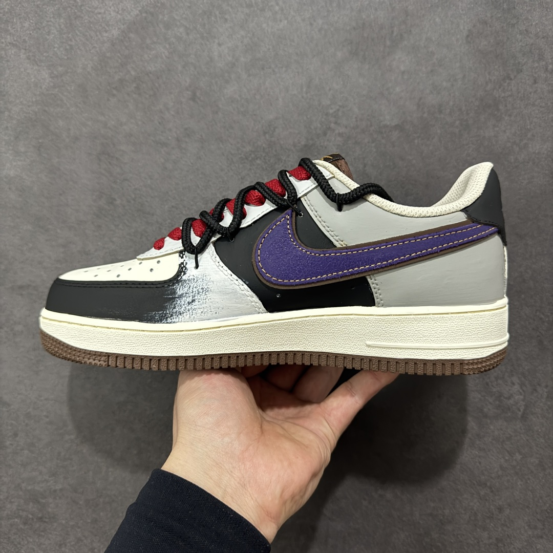 图片[2]-【定制版】手绘涂鸦“破界涂鸦”Nike Air Force 1 “Boundary Break Graffiti ”空军一号定制板鞋 鞋身采用灰绿渐变皮革拼接做旧涂鸦材质，搭配紫黑撞色 Swoosh 与红黑双鞋带，点缀手绘笑脸、泼墨细节，营造出随性不羁的街头氛围。做旧绿中底强化复古质感，将涂鸦艺术与经典鞋型融合，既有小众个性辨识度，又适配工装、滑板等潮流风格，是街头爱好者的吸睛单品 货号：LJ8822-121 尺码： 36 36.5 37.5 38 38.5 39 40 40.5 41 42 42.5 43 44 44.5 45-选品中心