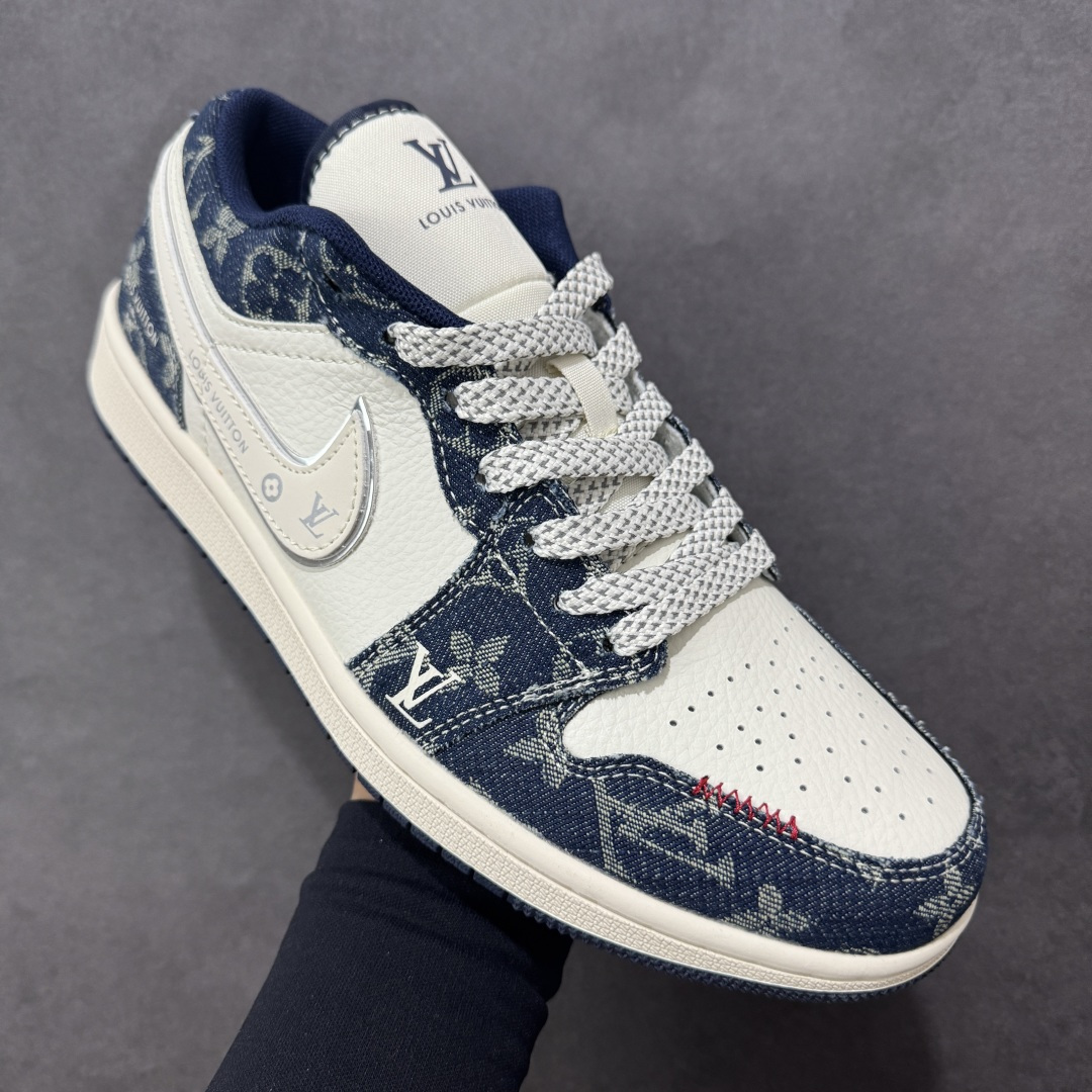 图片[3]-【定制版】Air Jordan 1 Low x Louis Vuitton 联名定制款 以 Air Jordan 1 Low 经典鞋型为基底，鞋身主体采用 LV 牛仔蓝 Monogram 老花帆布，搭配白色皮革拼接，双 Swoosh 设计融入 LV 标识，鞋身多处印有 “LOUIS VUITTON” 字样；将 LV 的复古牛仔老花质感与 AJ1 的街头潮流基因结合，兼具品牌辨识度与复古层次。 货号：YX5066-389 尺码：36 36.5 37.5 38 38.5 39 40 40.5 41 42 42.5 43 44 44.5 45-选品中心
