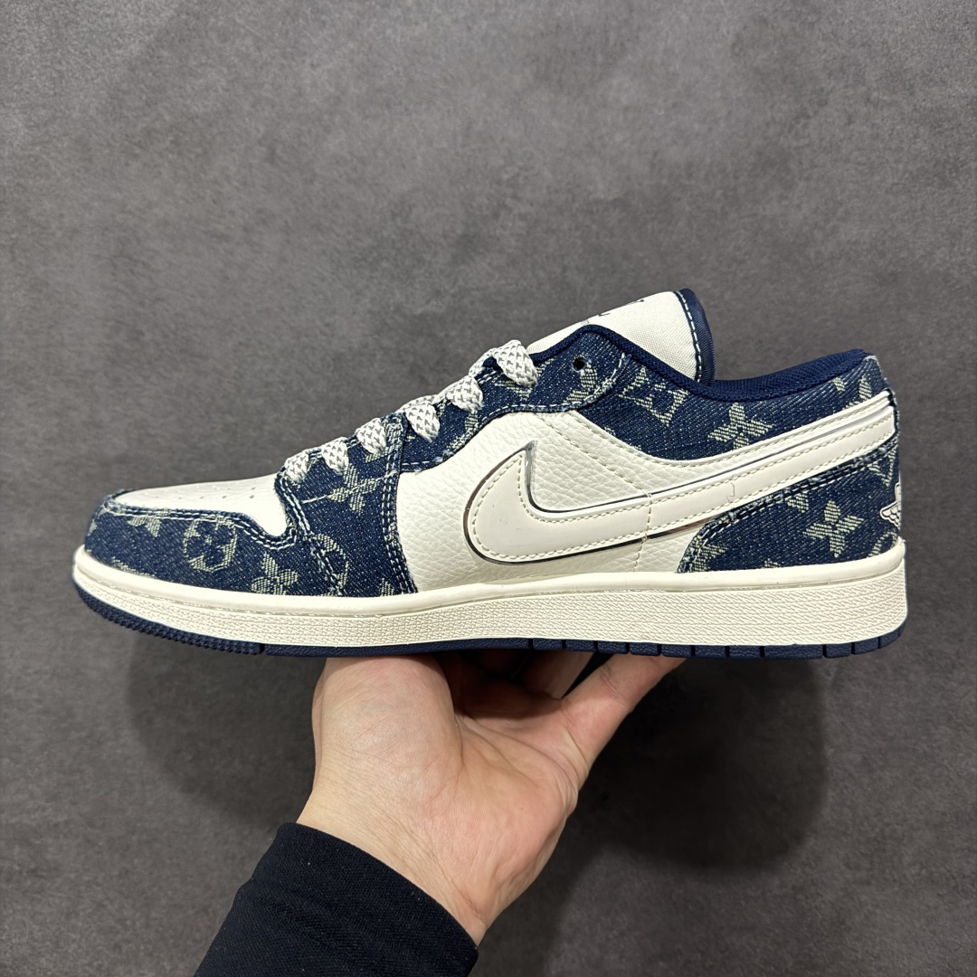 图片[2]-【定制版】Air Jordan 1 Low x Louis Vuitton 联名定制款 以 Air Jordan 1 Low 经典鞋型为基底，鞋身主体采用 LV 牛仔蓝 Monogram 老花帆布，搭配白色皮革拼接，双 Swoosh 设计融入 LV 标识，鞋身多处印有 “LOUIS VUITTON” 字样；将 LV 的复古牛仔老花质感与 AJ1 的街头潮流基因结合，兼具品牌辨识度与复古层次。 货号：YX5066-389 尺码：36 36.5 37.5 38 38.5 39 40 40.5 41 42 42.5 43 44 44.5 45-选品中心
