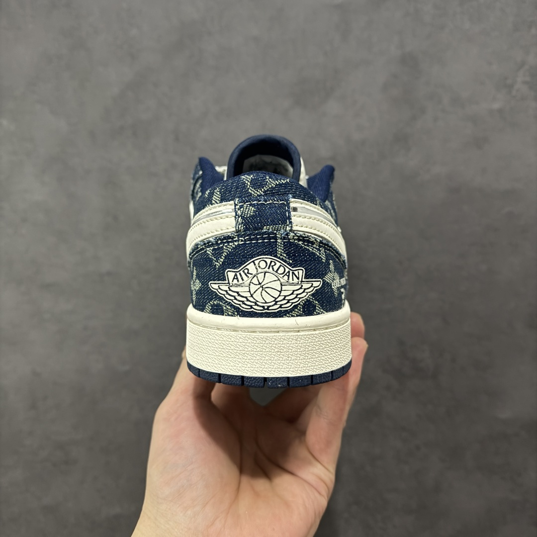 图片[4]-【定制版】Air Jordan 1 Low x Louis Vuitton 联名定制款 以 Air Jordan 1 Low 经典鞋型为基底，鞋身主体采用 LV 牛仔蓝 Monogram 老花帆布，搭配白色皮革拼接，双 Swoosh 设计融入 LV 标识，鞋身多处印有 “LOUIS VUITTON” 字样；将 LV 的复古牛仔老花质感与 AJ1 的街头潮流基因结合，兼具品牌辨识度与复古层次。 货号：YX5066-389 尺码：36 36.5 37.5 38 38.5 39 40 40.5 41 42 42.5 43 44 44.5 45-选品中心