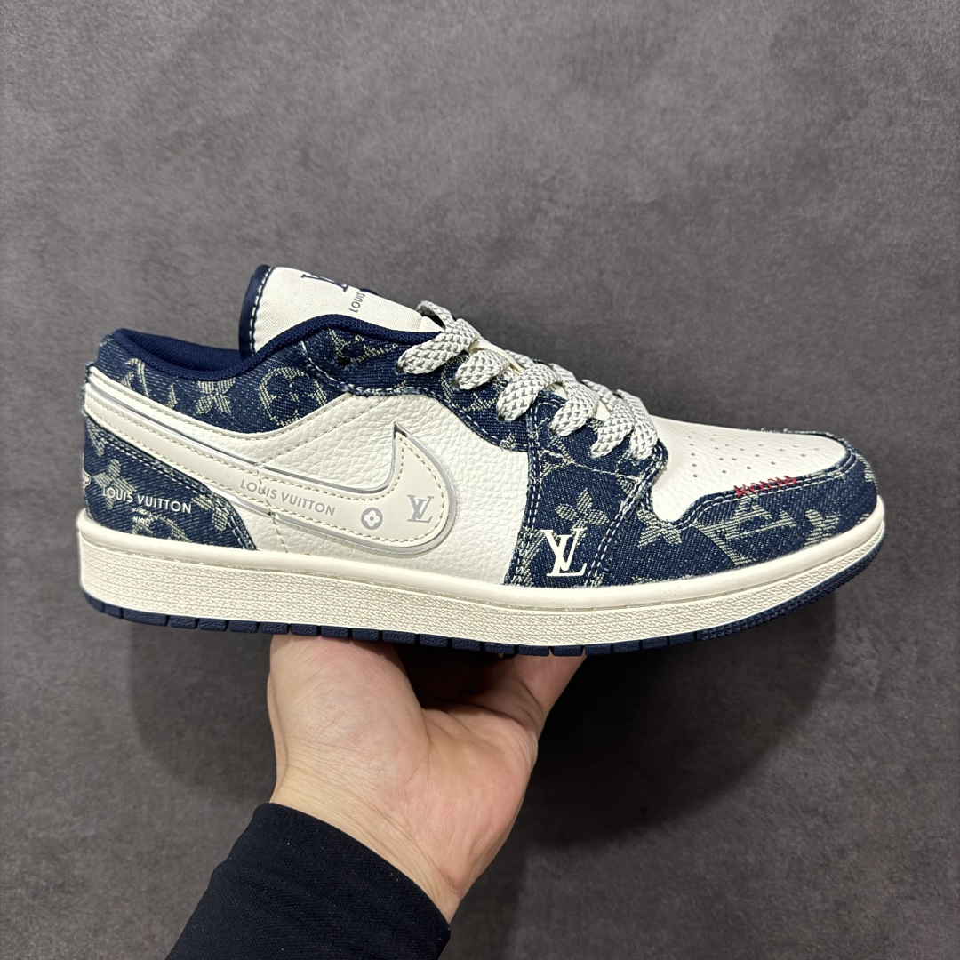 【定制版】Air Jordan 1 Low x Louis Vuitton 联名定制款 以 Air Jordan 1 Low 经典鞋型为基底，鞋身主体采用 LV 牛仔蓝 Monogram 老花帆布，搭配白色皮革拼接，双 Swoosh 设计融入 LV 标识，鞋身多处印有 “LOUIS VUITTON” 字样；将 LV 的复古牛仔老花质感与 AJ1 的街头潮流基因结合，兼具品牌辨识度与复古层次。 货号：YX5066-389 尺码：36 36.5 37.5 38 38.5 39 40 40.5 41 42 42.5 43 44 44.5 45-选品中心