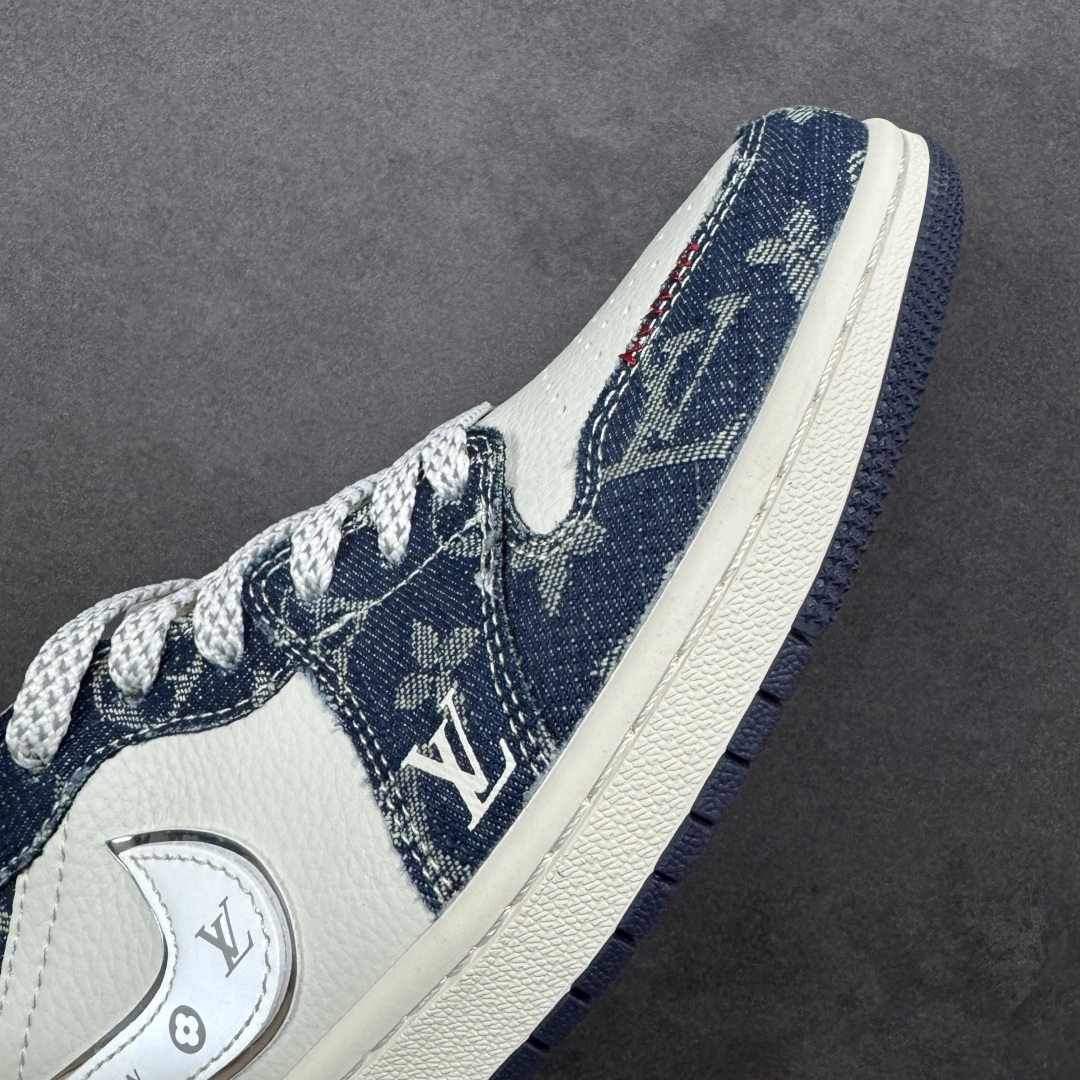 图片[5]-【定制版】Air Jordan 1 Low x Louis Vuitton 联名定制款 以 Air Jordan 1 Low 经典鞋型为基底，鞋身主体采用 LV 牛仔蓝 Monogram 老花帆布，搭配白色皮革拼接，双 Swoosh 设计融入 LV 标识，鞋身多处印有 “LOUIS VUITTON” 字样；将 LV 的复古牛仔老花质感与 AJ1 的街头潮流基因结合，兼具品牌辨识度与复古层次。 货号：YX5066-389 尺码：36 36.5 37.5 38 38.5 39 40 40.5 41 42 42.5 43 44 44.5 45-选品中心