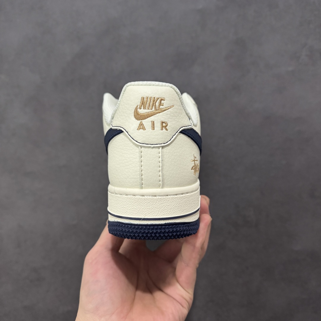 图片[4]-【定制版】斯图西联名AF1炸场 AIR FORCE 1 这双Stüssy联名款AF1以米白藏蓝打造复古质感，鞋身金色手写Logo与迷你Swoosh细节拉满，搭配专属黄色鞋盒，街头氛围感直接拉满。头层皮革鞋面柔软耐穿，Air Sole气垫保障日常缓震，无论是搭配美式复古风还是街头潮搭，都能让你轻松成为焦点，是潮人必入的联名神鞋。 货号：XX3168-225 尺码：36 36.5 37.5 38 38.5 39 40 40.5 41 42 42.5 43 44 44.5 45-选品中心
