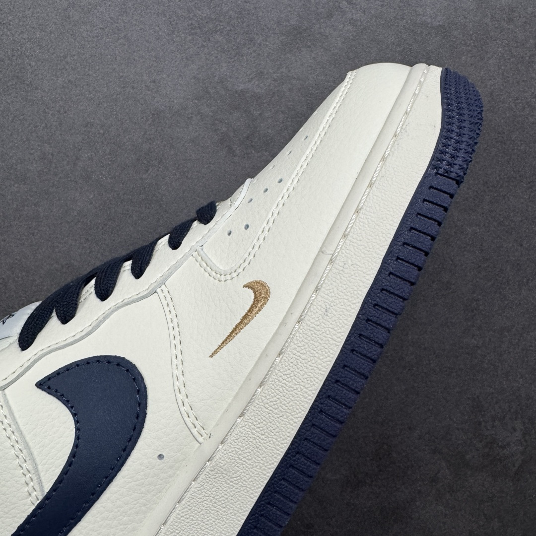 图片[5]-【定制版】斯图西联名AF1炸场 AIR FORCE 1 这双Stüssy联名款AF1以米白藏蓝打造复古质感，鞋身金色手写Logo与迷你Swoosh细节拉满，搭配专属黄色鞋盒，街头氛围感直接拉满。头层皮革鞋面柔软耐穿，Air Sole气垫保障日常缓震，无论是搭配美式复古风还是街头潮搭，都能让你轻松成为焦点，是潮人必入的联名神鞋。 货号：XX3168-225 尺码：36 36.5 37.5 38 38.5 39 40 40.5 41 42 42.5 43 44 44.5 45-选品中心