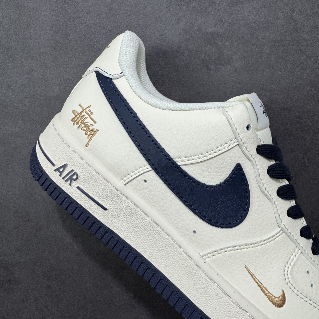 图片[6]-【定制版】斯图西联名AF1炸场 AIR FORCE 1 这双Stüssy联名款AF1以米白藏蓝打造复古质感，鞋身金色手写Logo与迷你Swoosh细节拉满，搭配专属黄色鞋盒，街头氛围感直接拉满。头层皮革鞋面柔软耐穿，Air Sole气垫保障日常缓震，无论是搭配美式复古风还是街头潮搭，都能让你轻松成为焦点，是潮人必入的联名神鞋。 货号：XX3168-225 尺码：36 36.5 37.5 38 38.5 39 40 40.5 41 42 42.5 43 44 44.5 45-选品中心