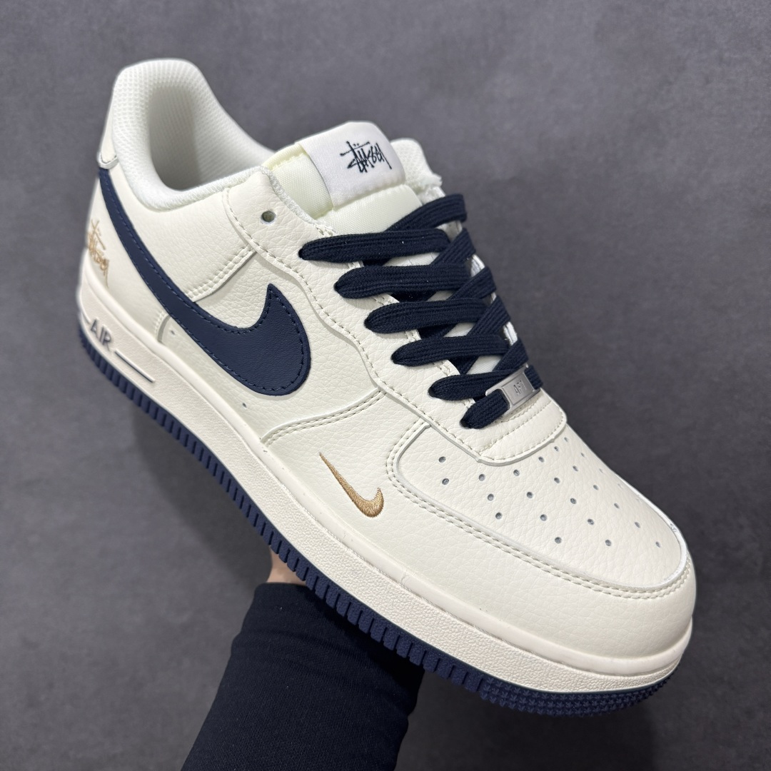 图片[3]-【定制版】斯图西联名AF1炸场 AIR FORCE 1 这双Stüssy联名款AF1以米白藏蓝打造复古质感，鞋身金色手写Logo与迷你Swoosh细节拉满，搭配专属黄色鞋盒，街头氛围感直接拉满。头层皮革鞋面柔软耐穿，Air Sole气垫保障日常缓震，无论是搭配美式复古风还是街头潮搭，都能让你轻松成为焦点，是潮人必入的联名神鞋。 货号：XX3168-225 尺码：36 36.5 37.5 38 38.5 39 40 40.5 41 42 42.5 43 44 44.5 45-选品中心