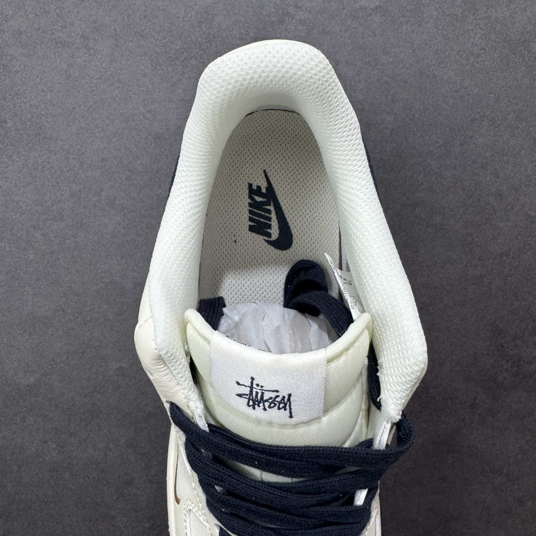 图片[7]-【定制版】斯图西联名AF1炸场 AIR FORCE 1 这双Stüssy联名款AF1以米白藏蓝打造复古质感，鞋身金色手写Logo与迷你Swoosh细节拉满，搭配专属黄色鞋盒，街头氛围感直接拉满。头层皮革鞋面柔软耐穿，Air Sole气垫保障日常缓震，无论是搭配美式复古风还是街头潮搭，都能让你轻松成为焦点，是潮人必入的联名神鞋。 货号：XX3168-225 尺码：36 36.5 37.5 38 38.5 39 40 40.5 41 42 42.5 43 44 44.5 45-选品中心