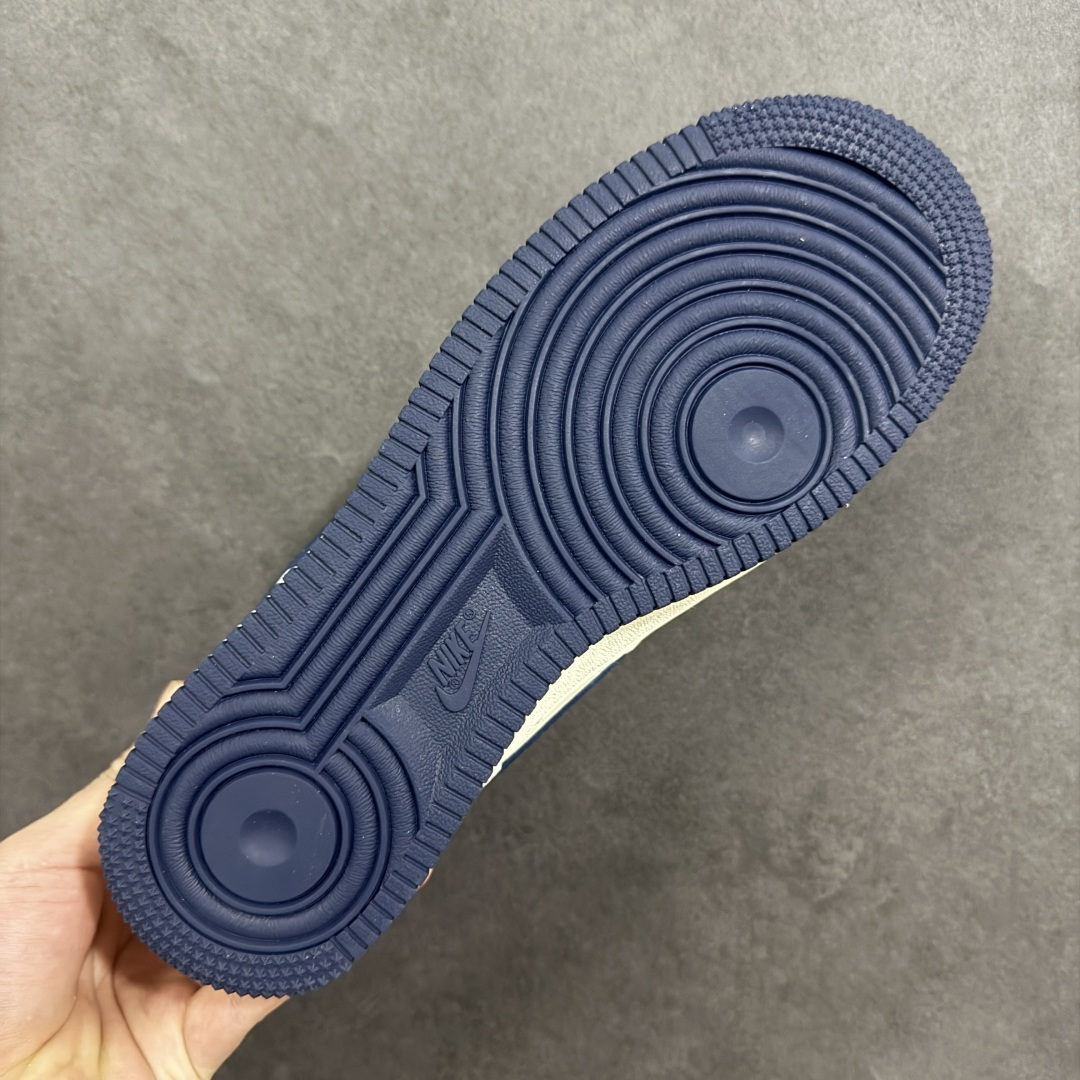 图片[9]-【定制版】斯图西联名AF1炸场 AIR FORCE 1 这双Stüssy联名款AF1以米白藏蓝打造复古质感，鞋身金色手写Logo与迷你Swoosh细节拉满，搭配专属黄色鞋盒，街头氛围感直接拉满。头层皮革鞋面柔软耐穿，Air Sole气垫保障日常缓震，无论是搭配美式复古风还是街头潮搭，都能让你轻松成为焦点，是潮人必入的联名神鞋。 货号：XX3168-225 尺码：36 36.5 37.5 38 38.5 39 40 40.5 41 42 42.5 43 44 44.5 45-选品中心