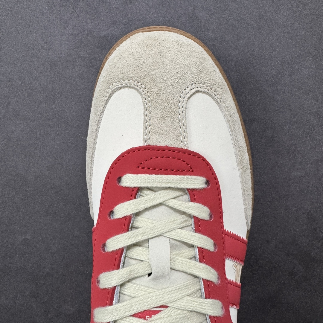 图片[8]-【定制版】Adidas Originals GAZELLE INDOOR“马年联名限定 鞋身烫印金色奔马 + 祥云纹理，后跟点缀红马标识，采用麂皮 + 头层皮革拼接鞋面，红金条纹层次分明，烫金印花精致细腻，软弹泡棉中底 + 防滑生胶外底，日常出街、通勤上学都能轻松驾驭，复古与舒适兼备。 货号：ZH2592 尺码：36 36.5 37.5 38 38.5 39 40 40.5 41 42 42.5 43 44 44.5 45-选品中心