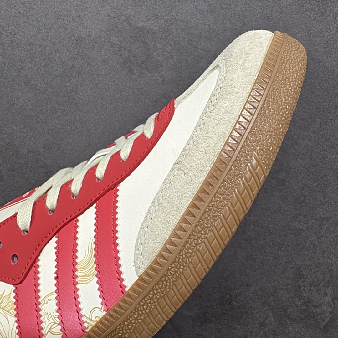 图片[5]-【定制版】Adidas Originals GAZELLE INDOOR“马年联名限定 鞋身烫印金色奔马 + 祥云纹理，后跟点缀红马标识，采用麂皮 + 头层皮革拼接鞋面，红金条纹层次分明，烫金印花精致细腻，软弹泡棉中底 + 防滑生胶外底，日常出街、通勤上学都能轻松驾驭，复古与舒适兼备。 货号：ZH2592 尺码：36 36.5 37.5 38 38.5 39 40 40.5 41 42 42.5 43 44 44.5 45-选品中心