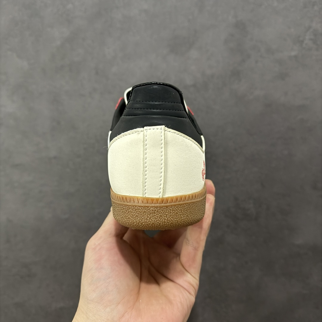 图片[4]-【定制版】Adidas Originals GAZELLE INDOOR“马年联名限定 鞋身烫印金色奔马 + 祥云纹理，后跟点缀红马标识，采用麂皮 + 头层皮革拼接鞋面，红金条纹层次分明，烫金印花精致细腻，软弹泡棉中底 + 防滑生胶外底，日常出街、通勤上学都能轻松驾驭，复古与舒适兼备。 货号：ZH2592 尺码：36 36.5 37.5 38 38.5 39 40 40.5 41 42 42.5 43 44 44.5 45-选品中心