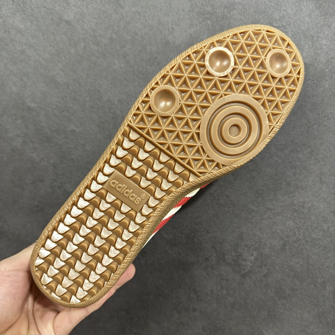 图片[9]-【定制版】Adidas Originals GAZELLE INDOOR“马年联名限定 鞋身烫印金色奔马 + 祥云纹理，后跟点缀红马标识，采用麂皮 + 头层皮革拼接鞋面，红金条纹层次分明，烫金印花精致细腻，软弹泡棉中底 + 防滑生胶外底，日常出街、通勤上学都能轻松驾驭，复古与舒适兼备。 货号：ZH2592 尺码：36 36.5 37.5 38 38.5 39 40 40.5 41 42 42.5 43 44 44.5 45-选品中心