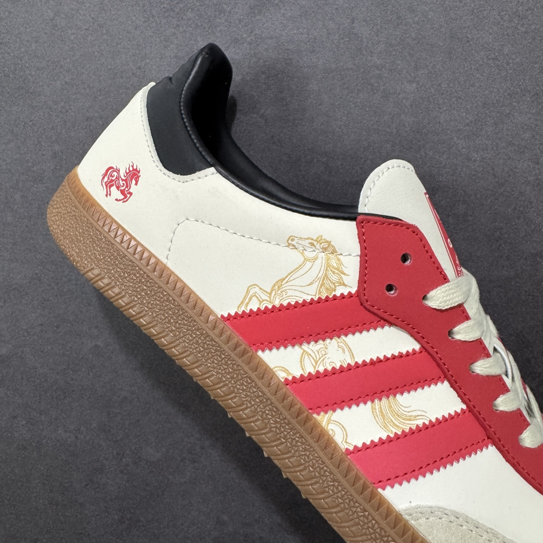 图片[6]-【定制版】Adidas Originals GAZELLE INDOOR“马年联名限定 鞋身烫印金色奔马 + 祥云纹理，后跟点缀红马标识，采用麂皮 + 头层皮革拼接鞋面，红金条纹层次分明，烫金印花精致细腻，软弹泡棉中底 + 防滑生胶外底，日常出街、通勤上学都能轻松驾驭，复古与舒适兼备。 货号：ZH2592 尺码：36 36.5 37.5 38 38.5 39 40 40.5 41 42 42.5 43 44 44.5 45-选品中心