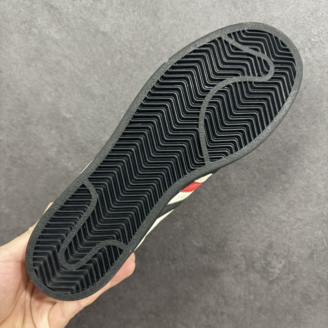 图片[9]-【定制版】Adidas Originals“马年联名限定 黑贝壳头，米白基底搭配红黑撞色条纹，头层皮革鞋面提升高级感，红鞋带 + 黄鞋口强化视觉层次，同色系车线精致细腻，每一处细节都在诉说复古潮味。 货号：LX0915 尺码：36 36.5 37.5 38 38.5 39 40 40.5 41 42 42.5 43 44 44.5 45-选品中心