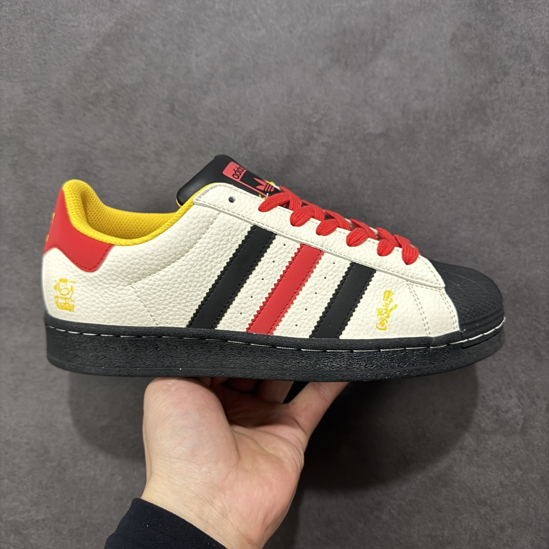 【定制版】Adidas Originals“马年联名限定 黑贝壳头，米白基底搭配红黑撞色条纹，头层皮革鞋面提升高级感，红鞋带 + 黄鞋口强化视觉层次，同色系车线精致细腻，每一处细节都在诉说复古潮味。 货号：LX0915 尺码：36 36.5 37.5 38 38.5 39 40 40.5 41 42 42.5 43 44 44.5 45-选品中心