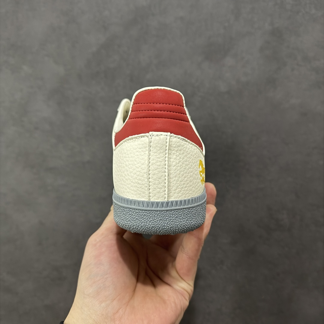 图片[4]-【定制版】Adidas Originals GAZELLE INDOOR“马年联名限定 鞋身烫印金色奔马 + 祥云纹理，后跟点缀红马标识，采用麂皮 + 头层皮革拼接鞋面，红金条纹层次分明，烫金印花精致细腻，软弹泡棉中底 + 防滑生胶外底，日常出街、通勤上学都能轻松驾驭，复古与舒适兼备。 货号：JJ2615 尺码：36 36.5 37.5 38 38.5 39 40 40.5 41 42 42.5 43 44 44.5 45-选品中心