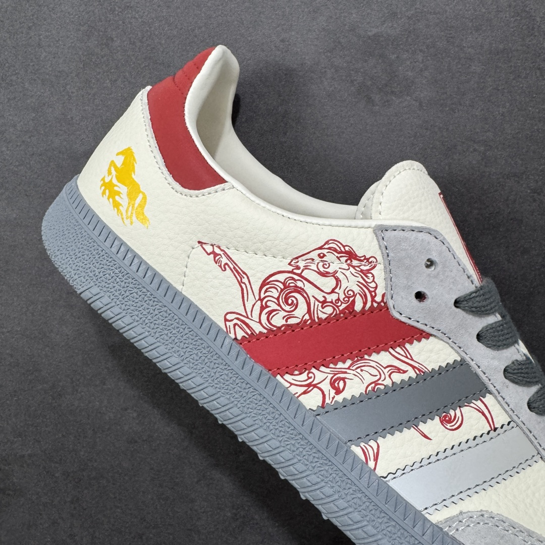 图片[6]-【定制版】Adidas Originals GAZELLE INDOOR“马年联名限定 鞋身烫印金色奔马 + 祥云纹理，后跟点缀红马标识，采用麂皮 + 头层皮革拼接鞋面，红金条纹层次分明，烫金印花精致细腻，软弹泡棉中底 + 防滑生胶外底，日常出街、通勤上学都能轻松驾驭，复古与舒适兼备。 货号：JJ2615 尺码：36 36.5 37.5 38 38.5 39 40 40.5 41 42 42.5 43 44 44.5 45-选品中心