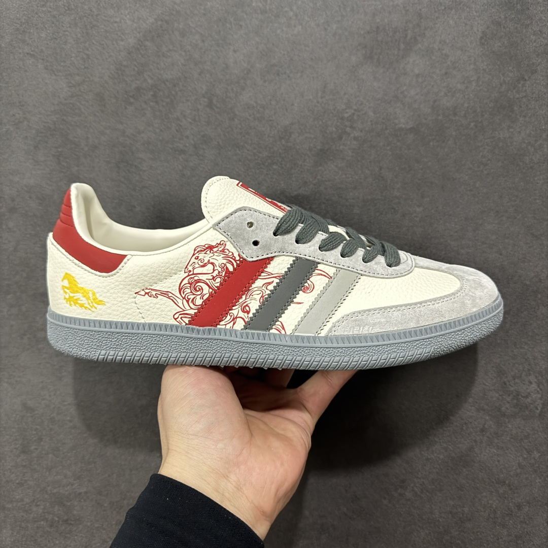 【定制版】Adidas Originals GAZELLE INDOOR“马年联名限定 鞋身烫印金色奔马 + 祥云纹理,后跟点缀红马标识,采用麂皮 + 头层皮革拼接鞋面,红金条纹层次分明,烫金印花精致细腻,软弹泡棉中底 + 防滑生胶外底,日常出街、通勤上学都能轻松驾驭,复古与舒适兼备。 货号:JJ2615 尺码:36 36.5 37.5 38 38.5 39 40 40.5 41 42 42.5 43 44 44.5 45-选品中心