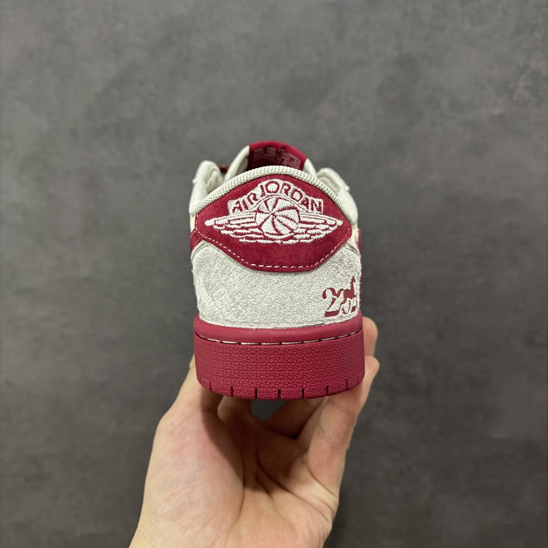 图片[4]-【定制版】马年开运AJ1来袭 AIR JORDAN 1倒钩高端定制 这双专为2026马年打造的AJ1 Low，以复古白红为主调，鞋身布满小马印花，搭配同主题金属挂饰，把新年仪式感直接拉满。翻毛皮与网布拼接鞋面兼具质感与透气性，经典低帮版型适配日常穿搭，无论是新年走亲访友还是街头出街，都能让你成为焦点，轻松拿捏潮流与年味。 货号：JP2026-115 尺码：36 36.5 37.5 38 38.5 39 40 40.5 41 42 42.5 43 44 44.5 45-选品中心