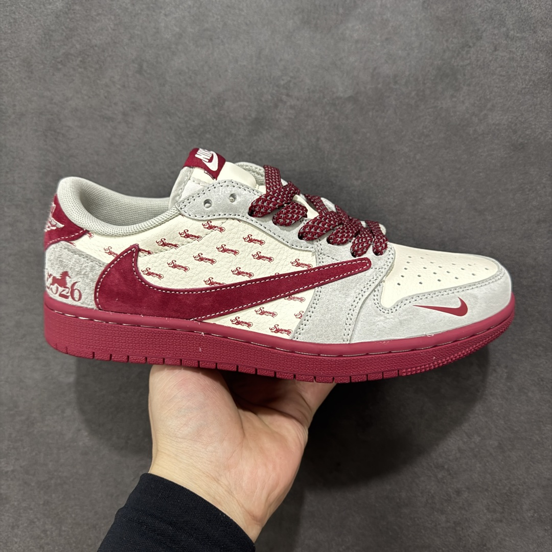 【定制版】马年开运AJ1来袭 AIR JORDAN 1倒钩高端定制 这双专为2026马年打造的AJ1 Low，以复古白红为主调，鞋身布满小马印花，搭配同主题金属挂饰，把新年仪式感直接拉满。翻毛皮与网布拼接鞋面兼具质感与透气性，经典低帮版型适配日常穿搭，无论是新年走亲访友还是街头出街，都能让你成为焦点，轻松拿捏潮流与年味。 货号：JP2026-115 尺码：36 36.5 37.5 38 38.5 39 40 40.5 41 42 42.5 43 44 44.5 45-选品中心
