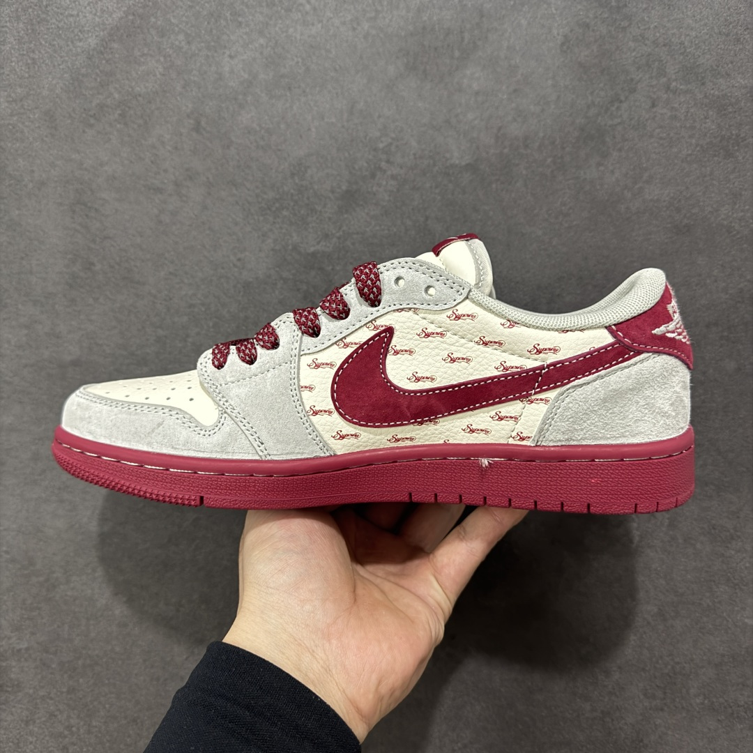 图片[2]-【定制版】马年开运AJ1来袭 AIR JORDAN 1倒钩高端定制 这双专为2026马年打造的AJ1 Low，以复古白红为主调，鞋身布满小马印花，搭配同主题金属挂饰，把新年仪式感直接拉满。翻毛皮与网布拼接鞋面兼具质感与透气性，经典低帮版型适配日常穿搭，无论是新年走亲访友还是街头出街，都能让你成为焦点，轻松拿捏潮流与年味。 货号：JP2026-115 尺码：36 36.5 37.5 38 38.5 39 40 40.5 41 42 42.5 43 44 44.5 45-选品中心