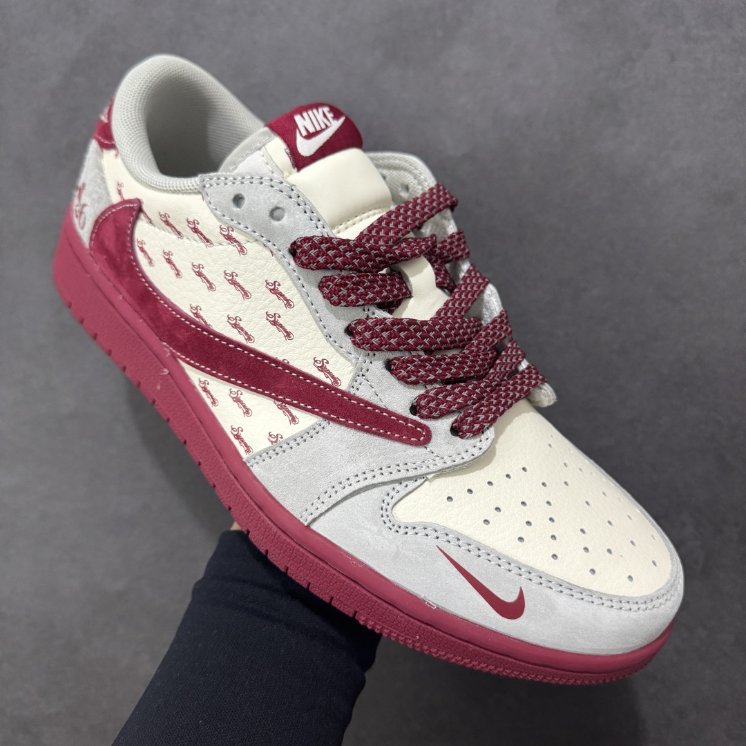 图片[3]-【定制版】马年开运AJ1来袭 AIR JORDAN 1倒钩高端定制 这双专为2026马年打造的AJ1 Low，以复古白红为主调，鞋身布满小马印花，搭配同主题金属挂饰，把新年仪式感直接拉满。翻毛皮与网布拼接鞋面兼具质感与透气性，经典低帮版型适配日常穿搭，无论是新年走亲访友还是街头出街，都能让你成为焦点，轻松拿捏潮流与年味。 货号：JP2026-115 尺码：36 36.5 37.5 38 38.5 39 40 40.5 41 42 42.5 43 44 44.5 45-选品中心