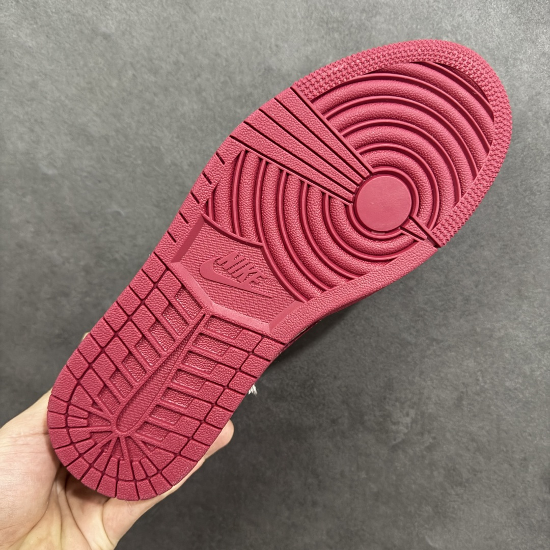 图片[9]-【定制版】马年开运AJ1来袭 AIR JORDAN 1倒钩高端定制 这双专为2026马年打造的AJ1 Low，以复古白红为主调，鞋身布满小马印花，搭配同主题金属挂饰，把新年仪式感直接拉满。翻毛皮与网布拼接鞋面兼具质感与透气性，经典低帮版型适配日常穿搭，无论是新年走亲访友还是街头出街，都能让你成为焦点，轻松拿捏潮流与年味。 货号：JP2026-115 尺码：36 36.5 37.5 38 38.5 39 40 40.5 41 42 42.5 43 44 44.5 45-选品中心