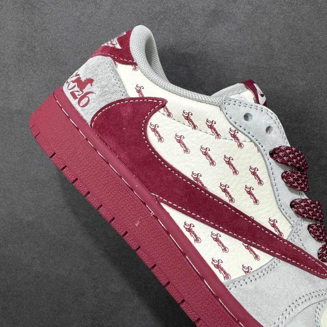 图片[6]-【定制版】马年开运AJ1来袭 AIR JORDAN 1倒钩高端定制 这双专为2026马年打造的AJ1 Low，以复古白红为主调，鞋身布满小马印花，搭配同主题金属挂饰，把新年仪式感直接拉满。翻毛皮与网布拼接鞋面兼具质感与透气性，经典低帮版型适配日常穿搭，无论是新年走亲访友还是街头出街，都能让你成为焦点，轻松拿捏潮流与年味。 货号：JP2026-115 尺码：36 36.5 37.5 38 38.5 39 40 40.5 41 42 42.5 43 44 44.5 45-选品中心