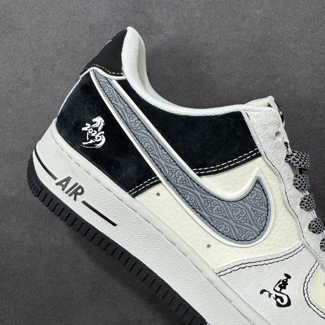 图片[6]-【定制版】黑白国风AF1炸场 AIR FORCE 1 这双黑白撞色AF1把国风玩出潮味，鞋身的水墨马纹与腰果花Swoosh呼应马年主题，红色挂饰点亮整体造型。翻毛皮与皮革拼接层次丰富，经典气垫底保障日常缓震，不管是搭配国潮服饰还是街头穿搭，都能让你在新年脱颖而出，兼具颜值与辨识度。 货号：HT5088-636 尺码：36 36.5 37.5 38 38.5 39 40 40.5 41 42 42.5 43 44 44.5 45-选品中心