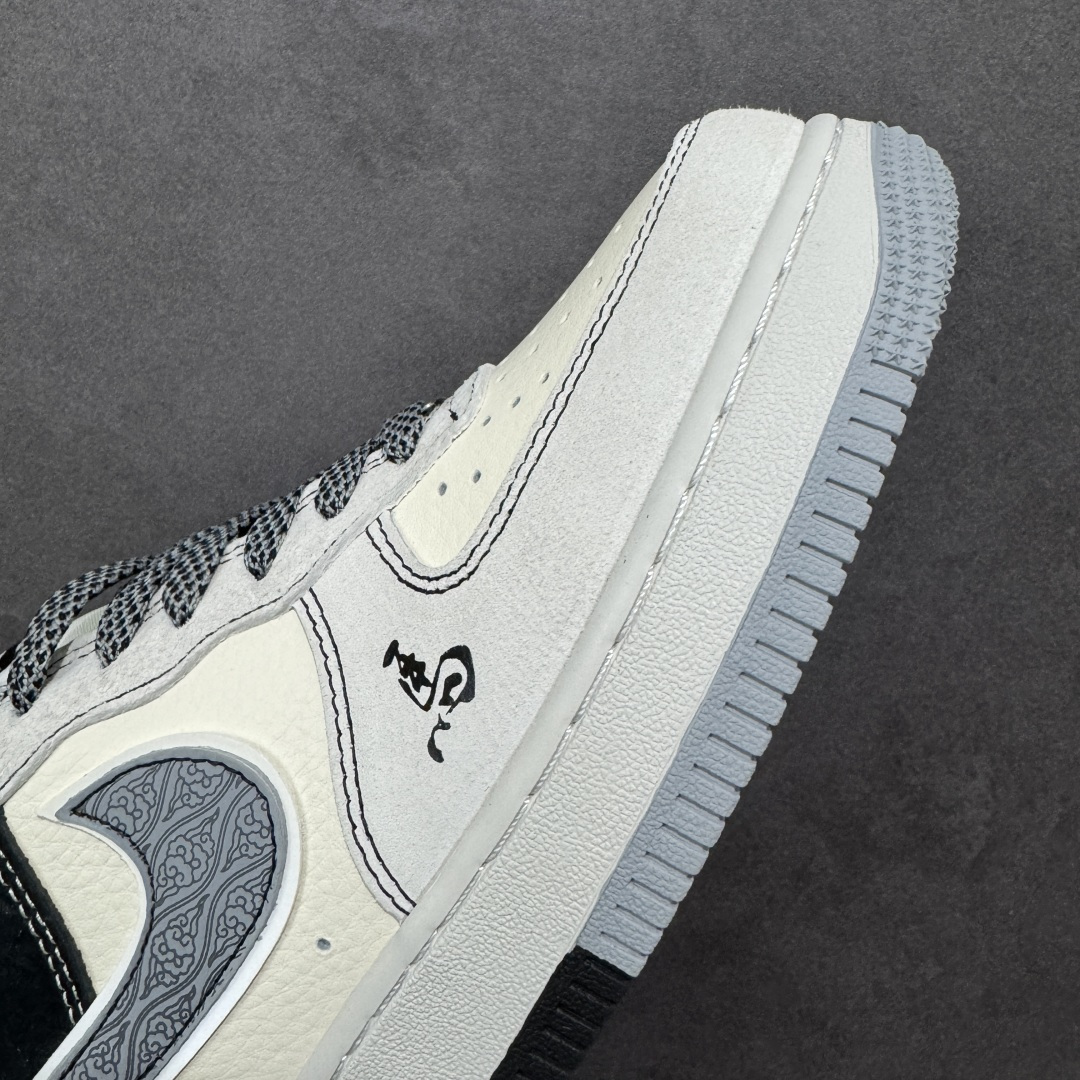 图片[5]-【定制版】黑白国风AF1炸场 AIR FORCE 1 这双黑白撞色AF1把国风玩出潮味，鞋身的水墨马纹与腰果花Swoosh呼应马年主题，红色挂饰点亮整体造型。翻毛皮与皮革拼接层次丰富，经典气垫底保障日常缓震，不管是搭配国潮服饰还是街头穿搭，都能让你在新年脱颖而出，兼具颜值与辨识度。 货号：HT5088-636 尺码：36 36.5 37.5 38 38.5 39 40 40.5 41 42 42.5 43 44 44.5 45-选品中心