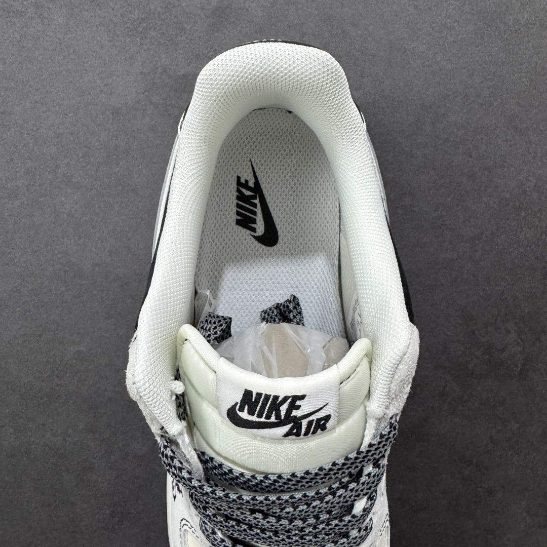 图片[7]-【定制版】黑白国风AF1炸场 AIR FORCE 1 这双黑白撞色AF1把国风玩出潮味，鞋身的水墨马纹与腰果花Swoosh呼应马年主题，红色挂饰点亮整体造型。翻毛皮与皮革拼接层次丰富，经典气垫底保障日常缓震，不管是搭配国潮服饰还是街头穿搭，都能让你在新年脱颖而出，兼具颜值与辨识度。 货号：HT5088-636 尺码：36 36.5 37.5 38 38.5 39 40 40.5 41 42 42.5 43 44 44.5 45-选品中心