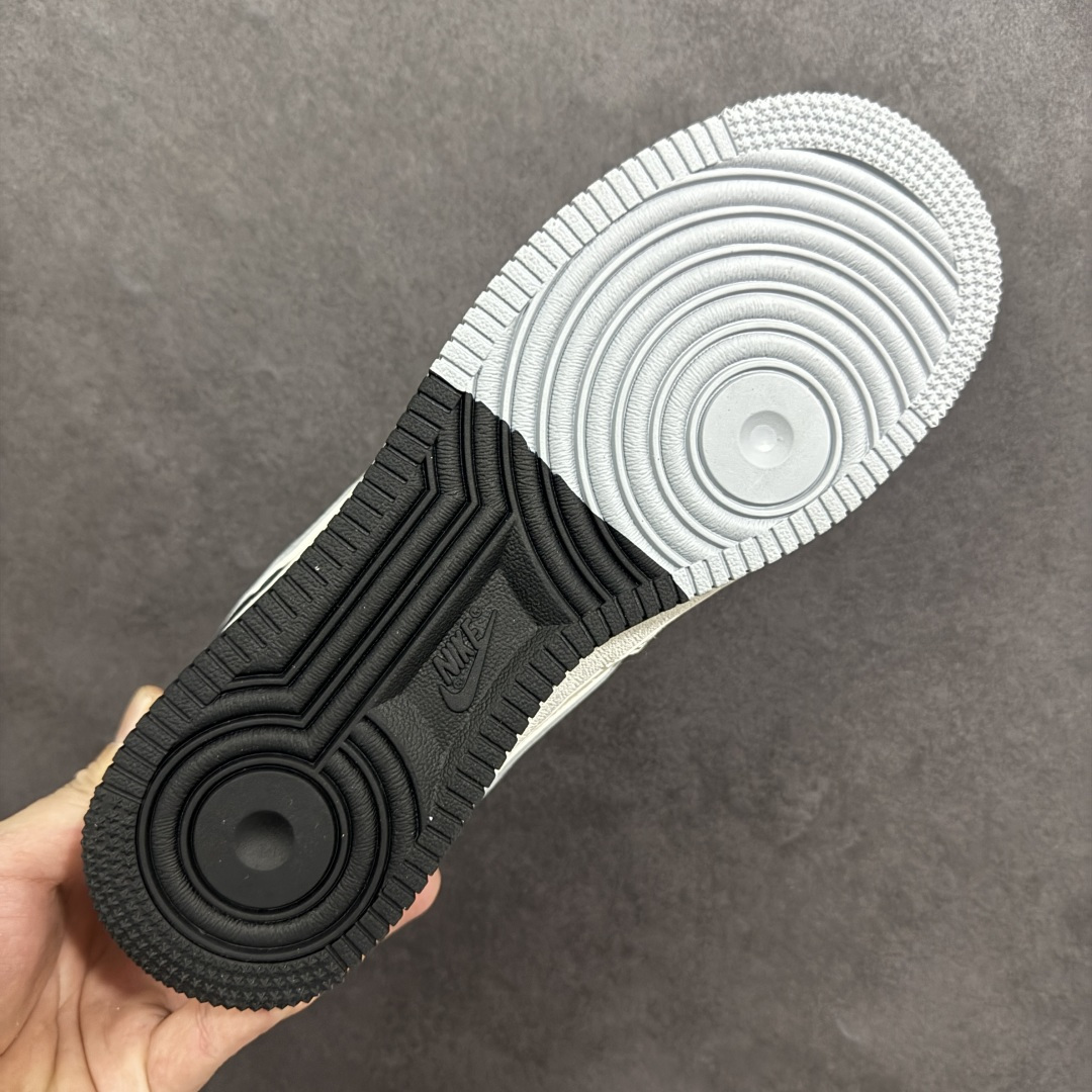 图片[9]-【定制版】黑白国风AF1炸场 AIR FORCE 1 这双黑白撞色AF1把国风玩出潮味，鞋身的水墨马纹与腰果花Swoosh呼应马年主题，红色挂饰点亮整体造型。翻毛皮与皮革拼接层次丰富，经典气垫底保障日常缓震，不管是搭配国潮服饰还是街头穿搭，都能让你在新年脱颖而出，兼具颜值与辨识度。 货号：HT5088-636 尺码：36 36.5 37.5 38 38.5 39 40 40.5 41 42 42.5 43 44 44.5 45-选品中心