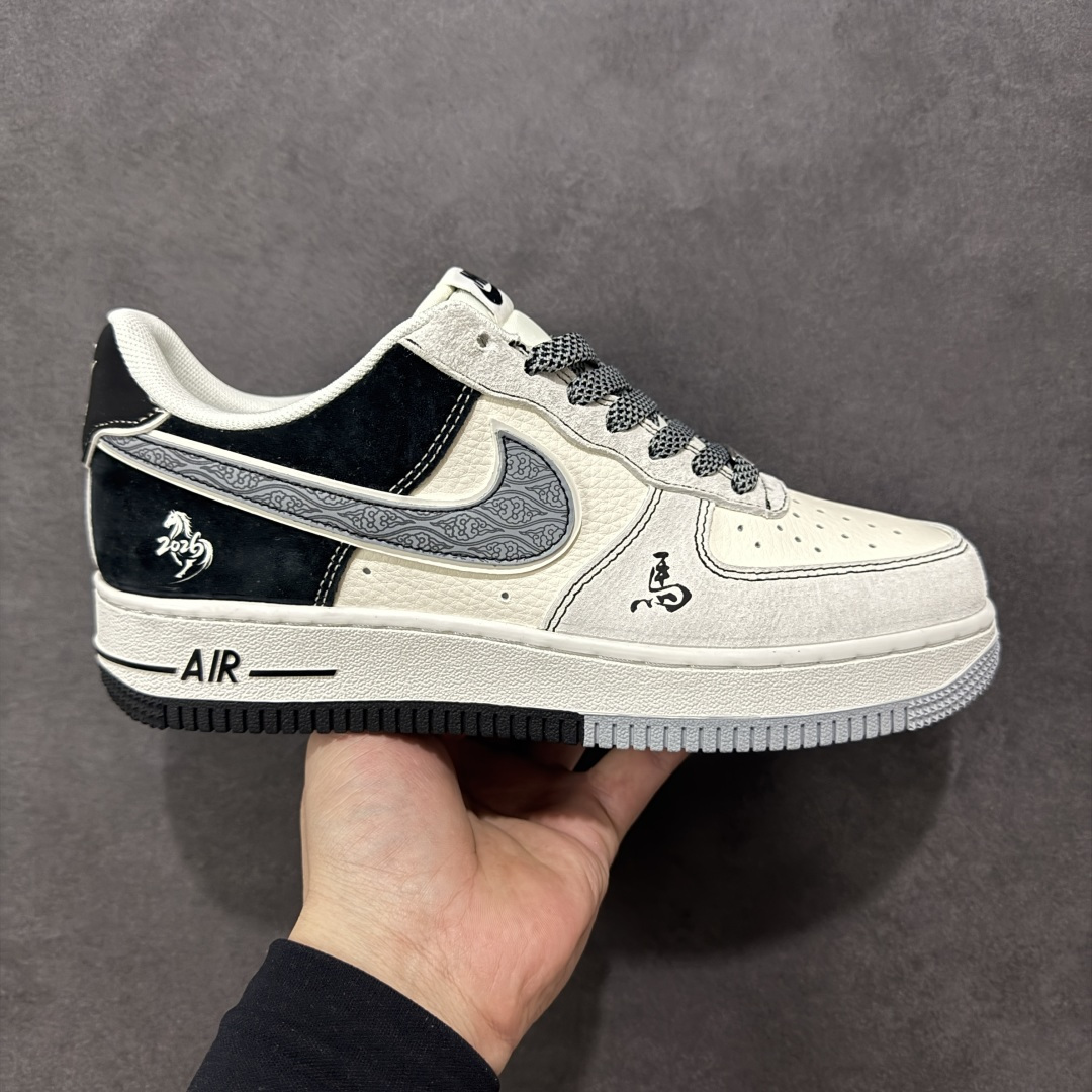 【定制版】黑白国风AF1炸场 AIR FORCE 1 这双黑白撞色AF1把国风玩出潮味，鞋身的水墨马纹与腰果花Swoosh呼应马年主题，红色挂饰点亮整体造型。翻毛皮与皮革拼接层次丰富，经典气垫底保障日常缓震，不管是搭配国潮服饰还是街头穿搭，都能让你在新年脱颖而出，兼具颜值与辨识度。 货号：HT5088-636 尺码：36 36.5 37.5 38 38.5 39 40 40.5 41 42 42.5 43 44 44.5 45-选品中心
