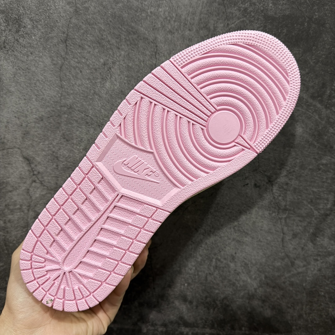 图片[9]-【PK纯原版本】Travis Scott x Air Jordan AJ1 Low OG SP TS联名 白粉倒钩低帮 IQ7604-100 知名大厂出品 纯原第一梯队版本 产品品控稳定性领先行业 各方面均可对飙市面通货版 SZ原厂全套原楦原纸板冲刀磨具开发 原厂皮料加持 原厂港宝加持定型后跟R度完美 同源原厂电绣 鬼脸飞翼针数密度立体效果一致 百分百一致原鞋 原厂拉帮工艺 针距密度一致 后跟弧度收口自然不对折 极致一眼正品既视感 进口玻璃冲刀皮料裁剪零毛边 全鞋电脑针车工艺 品控清洁度最高QC检验标准 免检产品 原厂订购鞋盒、鞋标、防尘纸、鞋撑、鞋带 追求极致的原厂味道 尺码：36-47.5-选品中心