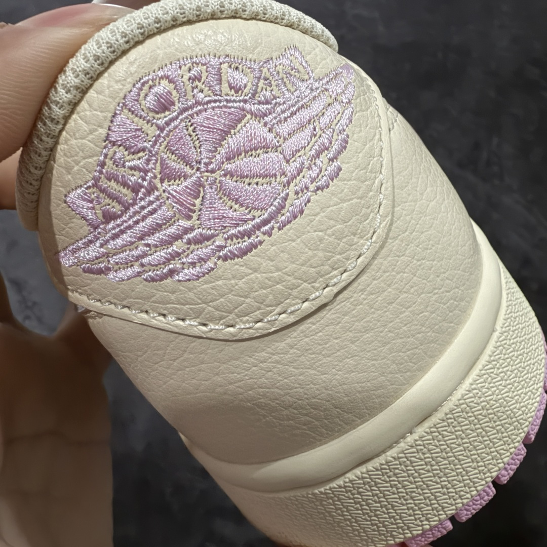 图片[2]-【PK纯原版本】Travis Scott x Air Jordan AJ1 Low OG SP TS联名 白粉倒钩低帮 IQ7604-100 知名大厂出品 纯原第一梯队版本 产品品控稳定性领先行业 各方面均可对飙市面通货版 SZ原厂全套原楦原纸板冲刀磨具开发 原厂皮料加持 原厂港宝加持定型后跟R度完美 同源原厂电绣 鬼脸飞翼针数密度立体效果一致 百分百一致原鞋 原厂拉帮工艺 针距密度一致 后跟弧度收口自然不对折 极致一眼正品既视感 进口玻璃冲刀皮料裁剪零毛边 全鞋电脑针车工艺 品控清洁度最高QC检验标准 免检产品 原厂订购鞋盒、鞋标、防尘纸、鞋撑、鞋带 追求极致的原厂味道 尺码：36-47.5-选品中心