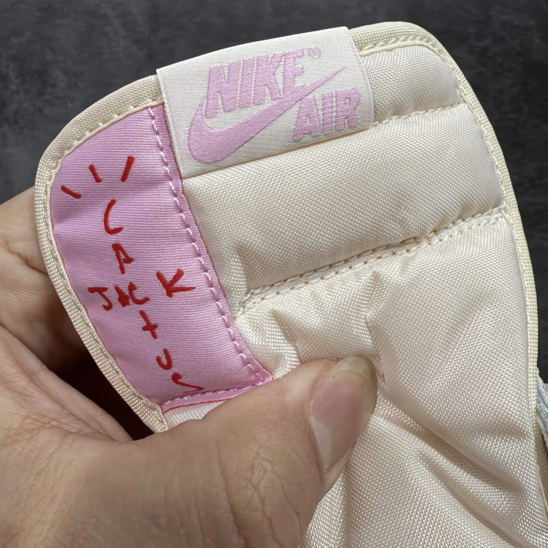 图片[6]-【PK纯原版本】Travis Scott x Air Jordan AJ1 Low OG SP TS联名 白粉倒钩低帮 IQ7604-100 知名大厂出品 纯原第一梯队版本 产品品控稳定性领先行业 各方面均可对飙市面通货版 SZ原厂全套原楦原纸板冲刀磨具开发 原厂皮料加持 原厂港宝加持定型后跟R度完美 同源原厂电绣 鬼脸飞翼针数密度立体效果一致 百分百一致原鞋 原厂拉帮工艺 针距密度一致 后跟弧度收口自然不对折 极致一眼正品既视感 进口玻璃冲刀皮料裁剪零毛边 全鞋电脑针车工艺 品控清洁度最高QC检验标准 免检产品 原厂订购鞋盒、鞋标、防尘纸、鞋撑、鞋带 追求极致的原厂味道 尺码：36-47.5-选品中心