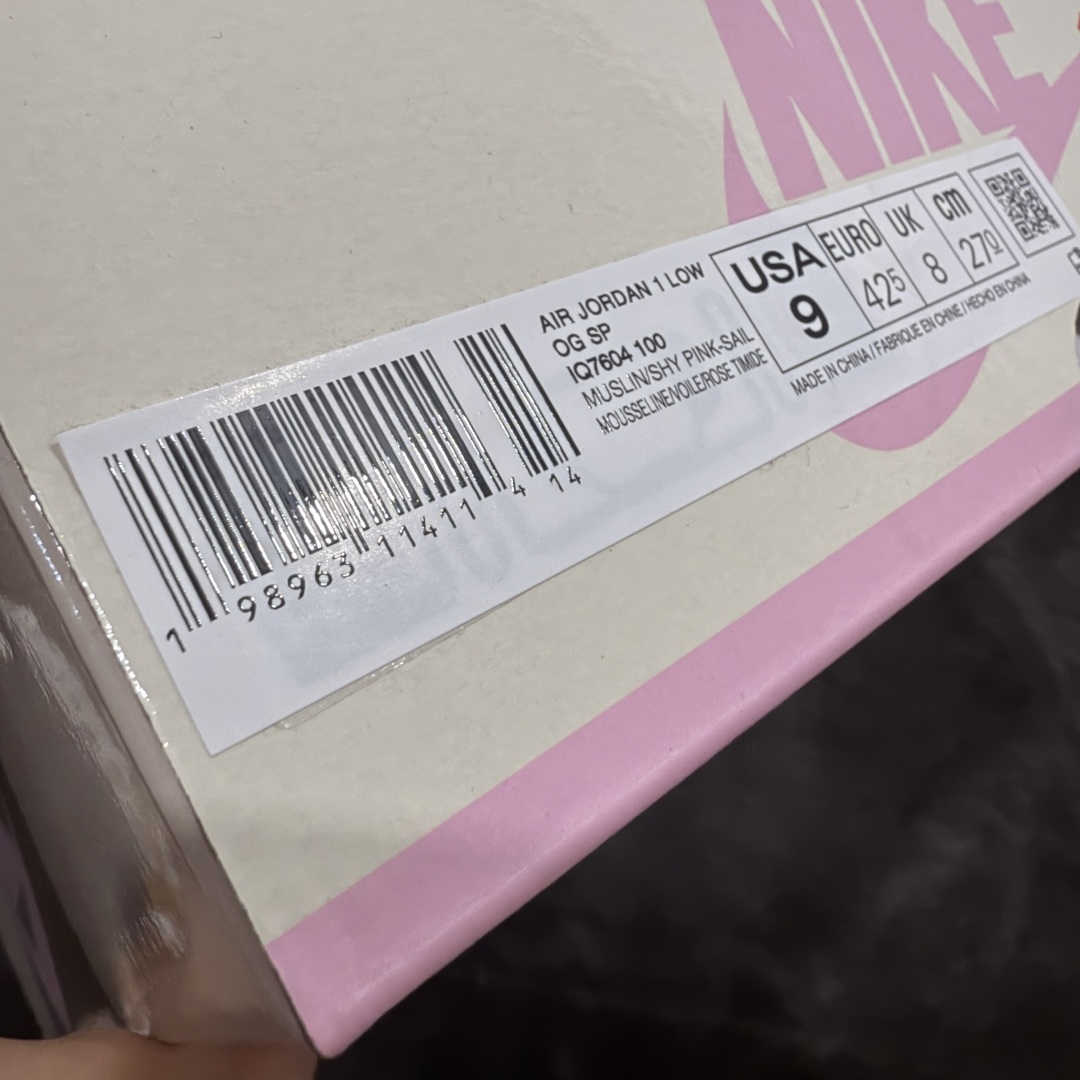 图片[11]-【PK纯原版本】Travis Scott x Air Jordan AJ1 Low OG SP TS联名 白粉倒钩低帮 IQ7604-100 知名大厂出品 纯原第一梯队版本 产品品控稳定性领先行业 各方面均可对飙市面通货版 SZ原厂全套原楦原纸板冲刀磨具开发 原厂皮料加持 原厂港宝加持定型后跟R度完美 同源原厂电绣 鬼脸飞翼针数密度立体效果一致 百分百一致原鞋 原厂拉帮工艺 针距密度一致 后跟弧度收口自然不对折 极致一眼正品既视感 进口玻璃冲刀皮料裁剪零毛边 全鞋电脑针车工艺 品控清洁度最高QC检验标准 免检产品 原厂订购鞋盒、鞋标、防尘纸、鞋撑、鞋带 追求极致的原厂味道 尺码：36-47.5-选品中心