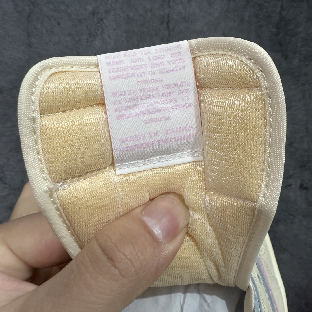 图片[7]-【PK纯原版本】Travis Scott x Air Jordan AJ1 Low OG SP TS联名 白粉倒钩低帮 IQ7604-100 知名大厂出品 纯原第一梯队版本 产品品控稳定性领先行业 各方面均可对飙市面通货版 SZ原厂全套原楦原纸板冲刀磨具开发 原厂皮料加持 原厂港宝加持定型后跟R度完美 同源原厂电绣 鬼脸飞翼针数密度立体效果一致 百分百一致原鞋 原厂拉帮工艺 针距密度一致 后跟弧度收口自然不对折 极致一眼正品既视感 进口玻璃冲刀皮料裁剪零毛边 全鞋电脑针车工艺 品控清洁度最高QC检验标准 免检产品 原厂订购鞋盒、鞋标、防尘纸、鞋撑、鞋带 追求极致的原厂味道 尺码：36-47.5-选品中心