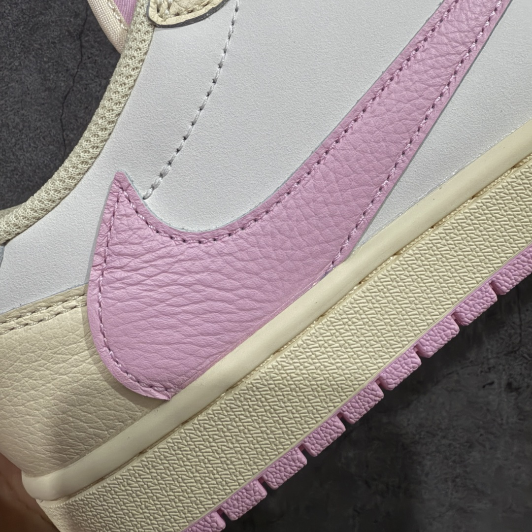 图片[3]-【PK纯原版本】Travis Scott x Air Jordan AJ1 Low OG SP TS联名 白粉倒钩低帮 IQ7604-100 知名大厂出品 纯原第一梯队版本 产品品控稳定性领先行业 各方面均可对飙市面通货版 SZ原厂全套原楦原纸板冲刀磨具开发 原厂皮料加持 原厂港宝加持定型后跟R度完美 同源原厂电绣 鬼脸飞翼针数密度立体效果一致 百分百一致原鞋 原厂拉帮工艺 针距密度一致 后跟弧度收口自然不对折 极致一眼正品既视感 进口玻璃冲刀皮料裁剪零毛边 全鞋电脑针车工艺 品控清洁度最高QC检验标准 免检产品 原厂订购鞋盒、鞋标、防尘纸、鞋撑、鞋带 追求极致的原厂味道 尺码：36-47.5-选品中心