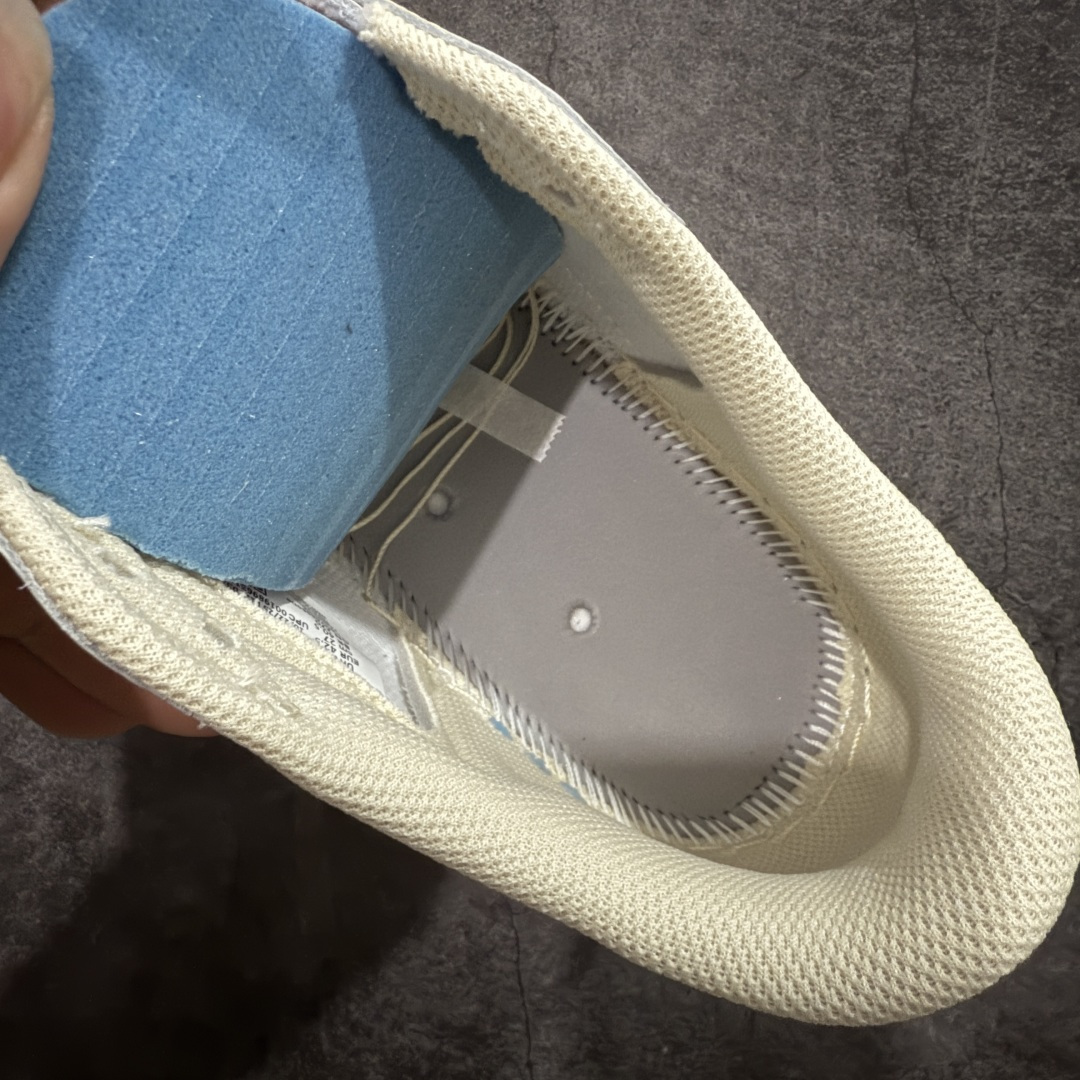 图片[10]-【PK纯原版本】Travis Scott x Air Jordan AJ1 Low OG SP TS联名 白粉倒钩低帮 IQ7604-100 知名大厂出品 纯原第一梯队版本 产品品控稳定性领先行业 各方面均可对飙市面通货版 SZ原厂全套原楦原纸板冲刀磨具开发 原厂皮料加持 原厂港宝加持定型后跟R度完美 同源原厂电绣 鬼脸飞翼针数密度立体效果一致 百分百一致原鞋 原厂拉帮工艺 针距密度一致 后跟弧度收口自然不对折 极致一眼正品既视感 进口玻璃冲刀皮料裁剪零毛边 全鞋电脑针车工艺 品控清洁度最高QC检验标准 免检产品 原厂订购鞋盒、鞋标、防尘纸、鞋撑、鞋带 追求极致的原厂味道 尺码：36-47.5-选品中心