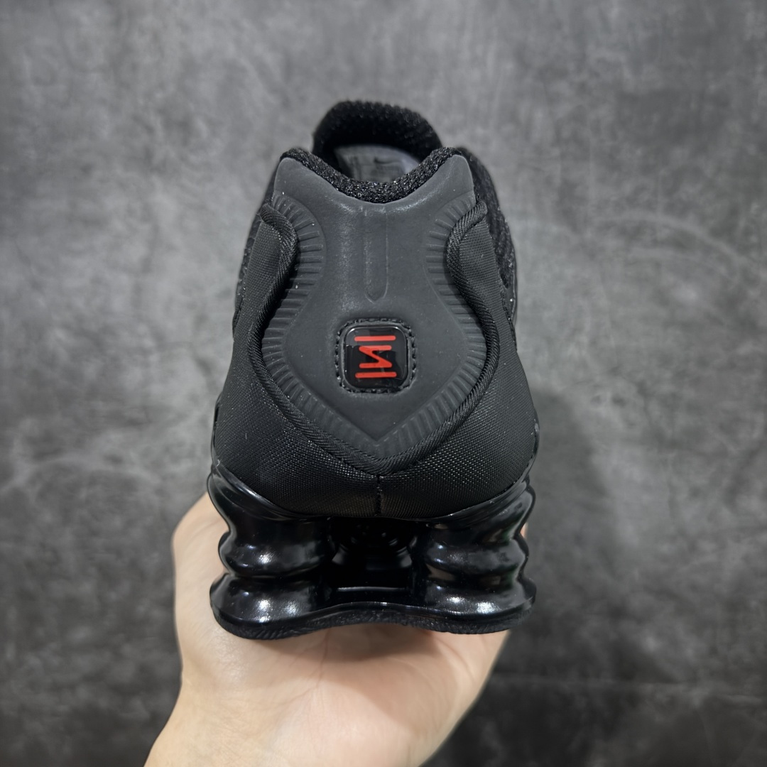 图片[4]-【Max纯原版】原版开发 Nike Shox TL系列 黑色 AR3566-002 NK Shox TL系列 黑色 复古舒适百搭防滑耐磨低邦柱形气垫休闲跑步鞋 鞋面采用了轻质化的材料打造，搭载鞋带系带系统以及鞋舌部分的特殊控制模块，科技感十足；采用透气纺织品和网眼鞋面与标志性的Nike Shox技术，同时提供更轻盈的感觉和大胆的外观；鞋身大面积采用织物与皮革材质拼接设计，搭配Dri-FITz透气网面，透气性拉满不闷脚。中底前掌搭载Air Max科技，后掌配置Shoxy缓震气柱，前掌气垫提供灵敏回弹，中底的气柱设计也很加分，外观上科技感十足；设计彰显个性，复古造型适配多种穿搭风格。 尺码：39 40 40.5 41 42 42.5 43 44 44.5 45 45.5 46 46.5 47.5-选品中心