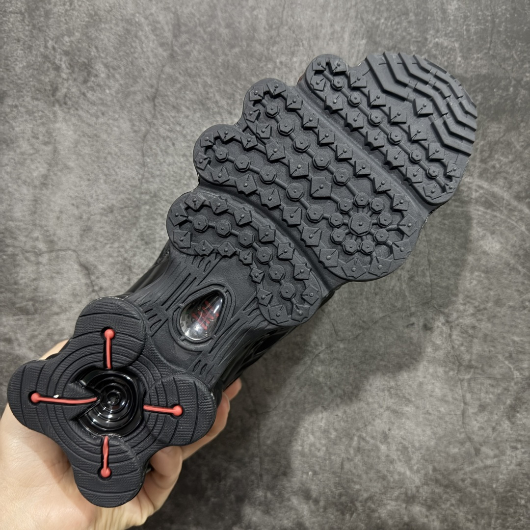 图片[9]-【Max纯原版】原版开发 Nike Shox TL系列 黑色 AR3566-002 NK Shox TL系列 黑色 复古舒适百搭防滑耐磨低邦柱形气垫休闲跑步鞋 鞋面采用了轻质化的材料打造，搭载鞋带系带系统以及鞋舌部分的特殊控制模块，科技感十足；采用透气纺织品和网眼鞋面与标志性的Nike Shox技术，同时提供更轻盈的感觉和大胆的外观；鞋身大面积采用织物与皮革材质拼接设计，搭配Dri-FITz透气网面，透气性拉满不闷脚。中底前掌搭载Air Max科技，后掌配置Shoxy缓震气柱，前掌气垫提供灵敏回弹，中底的气柱设计也很加分，外观上科技感十足；设计彰显个性，复古造型适配多种穿搭风格。 尺码：39 40 40.5 41 42 42.5 43 44 44.5 45 45.5 46 46.5 47.5-选品中心