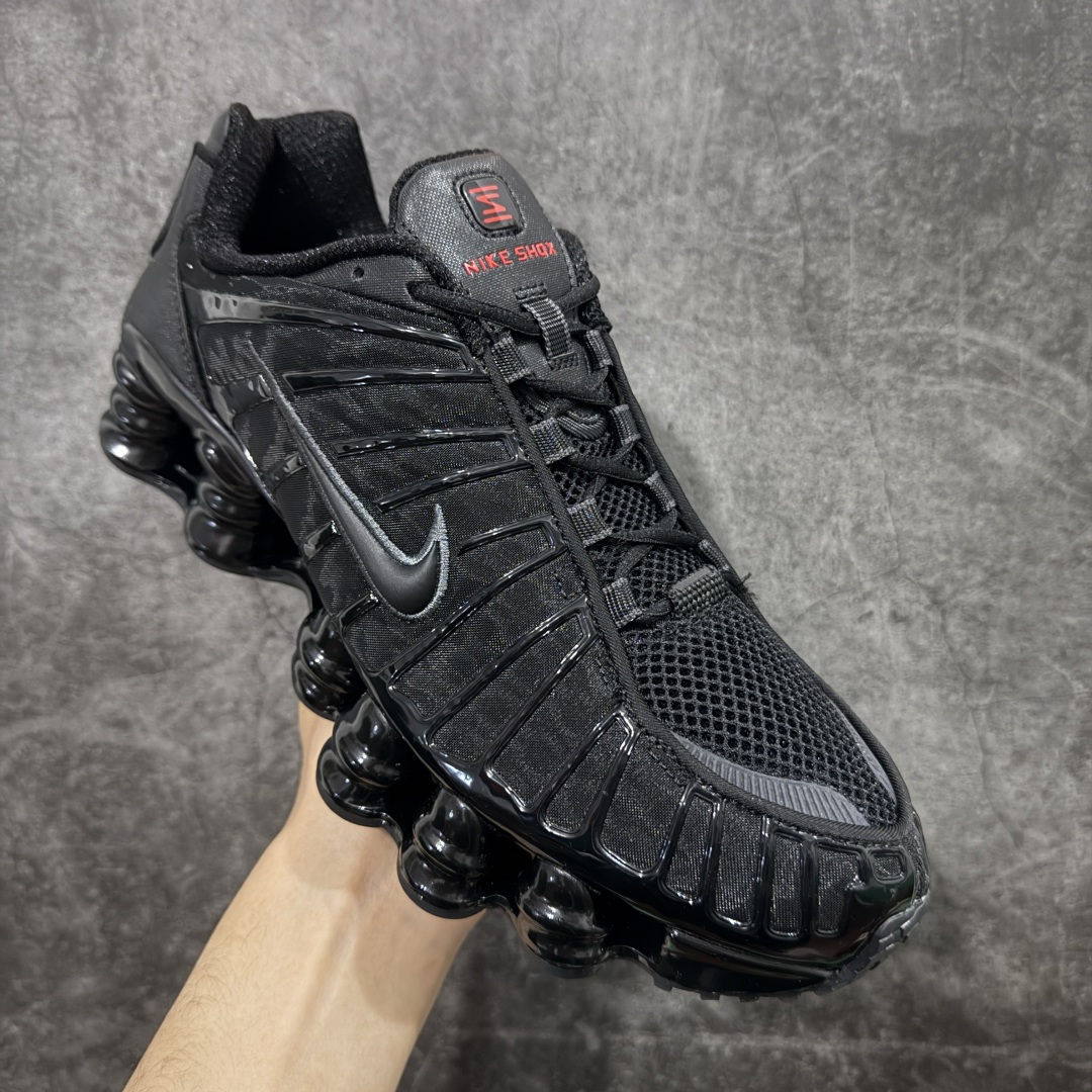 图片[3]-【Max纯原版】原版开发 Nike Shox TL系列 黑色 AR3566-002 NK Shox TL系列 黑色 复古舒适百搭防滑耐磨低邦柱形气垫休闲跑步鞋 鞋面采用了轻质化的材料打造，搭载鞋带系带系统以及鞋舌部分的特殊控制模块，科技感十足；采用透气纺织品和网眼鞋面与标志性的Nike Shox技术，同时提供更轻盈的感觉和大胆的外观；鞋身大面积采用织物与皮革材质拼接设计，搭配Dri-FITz透气网面，透气性拉满不闷脚。中底前掌搭载Air Max科技，后掌配置Shoxy缓震气柱，前掌气垫提供灵敏回弹，中底的气柱设计也很加分，外观上科技感十足；设计彰显个性，复古造型适配多种穿搭风格。 尺码：39 40 40.5 41 42 42.5 43 44 44.5 45 45.5 46 46.5 47.5-选品中心