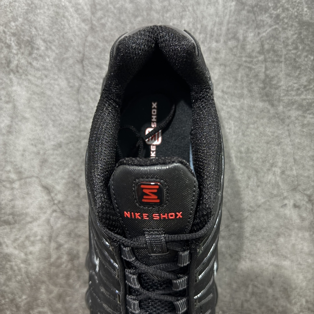 图片[8]-【Max纯原版】原版开发 Nike Shox TL系列 黑色 AR3566-002 NK Shox TL系列 黑色 复古舒适百搭防滑耐磨低邦柱形气垫休闲跑步鞋 鞋面采用了轻质化的材料打造，搭载鞋带系带系统以及鞋舌部分的特殊控制模块，科技感十足；采用透气纺织品和网眼鞋面与标志性的Nike Shox技术，同时提供更轻盈的感觉和大胆的外观；鞋身大面积采用织物与皮革材质拼接设计，搭配Dri-FITz透气网面，透气性拉满不闷脚。中底前掌搭载Air Max科技，后掌配置Shoxy缓震气柱，前掌气垫提供灵敏回弹，中底的气柱设计也很加分，外观上科技感十足；设计彰显个性，复古造型适配多种穿搭风格。 尺码：39 40 40.5 41 42 42.5 43 44 44.5 45 45.5 46 46.5 47.5-选品中心