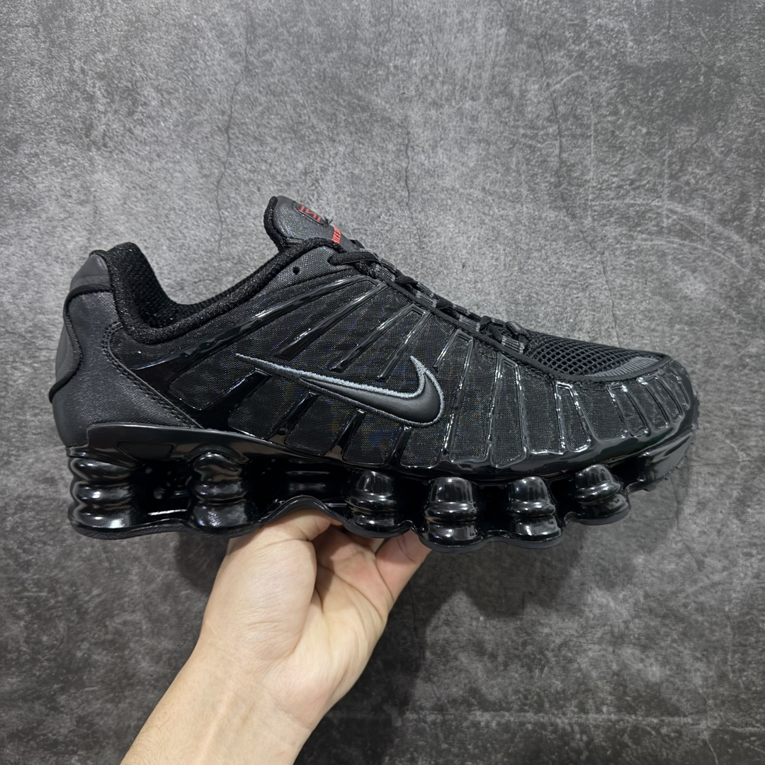 【Max纯原版】原版开发 Nike Shox TL系列 黑色 AR3566-002 NK Shox TL系列 黑色 复古舒适百搭防滑耐磨低邦柱形气垫休闲跑步鞋 鞋面采用了轻质化的材料打造，搭载鞋带系带系统以及鞋舌部分的特殊控制模块，科技感十足；采用透气纺织品和网眼鞋面与标志性的Nike Shox技术，同时提供更轻盈的感觉和大胆的外观；鞋身大面积采用织物与皮革材质拼接设计，搭配Dri-FITz透气网面，透气性拉满不闷脚。中底前掌搭载Air Max科技，后掌配置Shoxy缓震气柱，前掌气垫提供灵敏回弹，中底的气柱设计也很加分，外观上科技感十足；设计彰显个性，复古造型适配多种穿搭风格。 尺码：39 40 40.5 41 42 42.5 43 44 44.5 45 45.5 46 46.5 47.5-选品中心