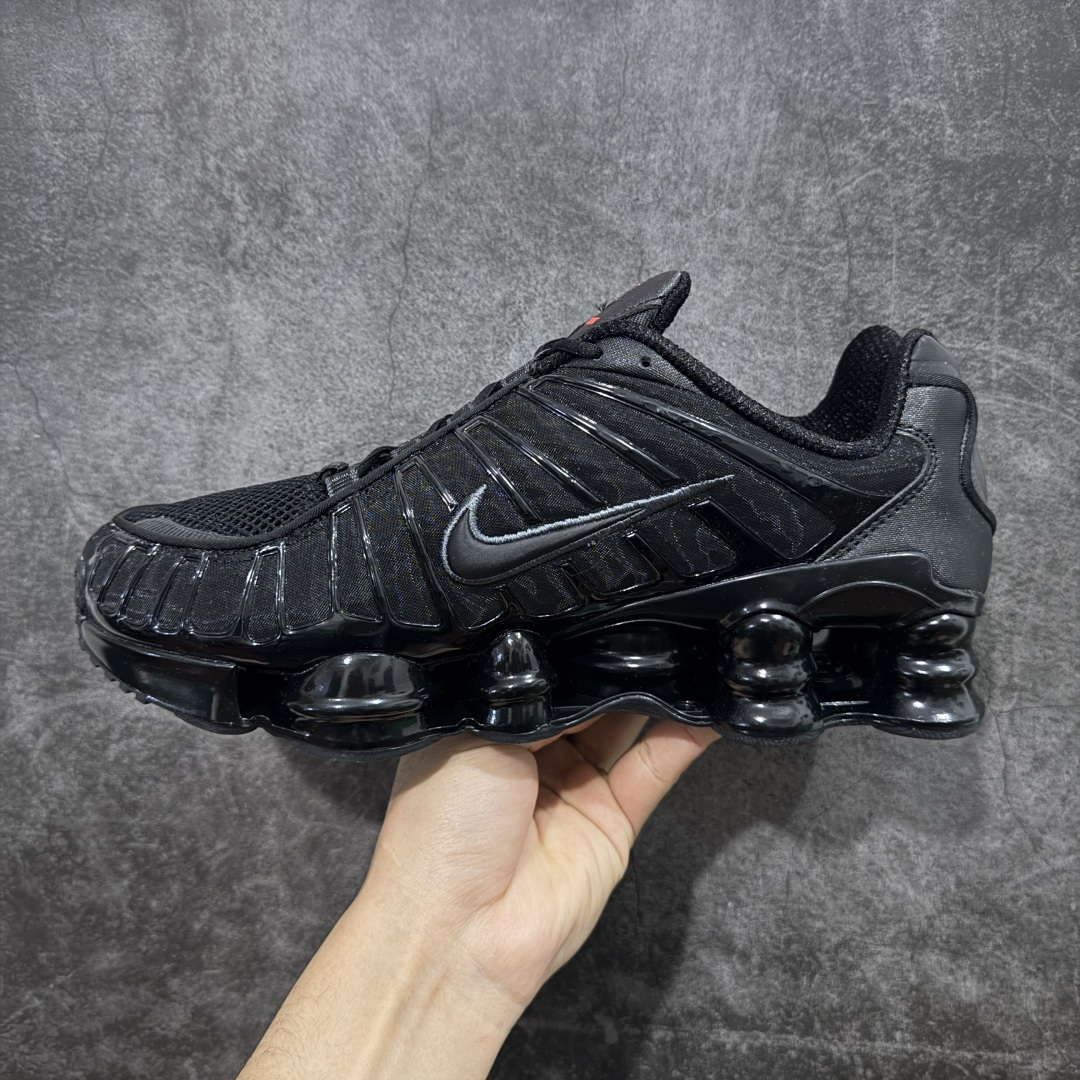 图片[2]-【Max纯原版】原版开发 Nike Shox TL系列 黑色 AR3566-002 NK Shox TL系列 黑色 复古舒适百搭防滑耐磨低邦柱形气垫休闲跑步鞋 鞋面采用了轻质化的材料打造，搭载鞋带系带系统以及鞋舌部分的特殊控制模块，科技感十足；采用透气纺织品和网眼鞋面与标志性的Nike Shox技术，同时提供更轻盈的感觉和大胆的外观；鞋身大面积采用织物与皮革材质拼接设计，搭配Dri-FITz透气网面，透气性拉满不闷脚。中底前掌搭载Air Max科技，后掌配置Shoxy缓震气柱，前掌气垫提供灵敏回弹，中底的气柱设计也很加分，外观上科技感十足；设计彰显个性，复古造型适配多种穿搭风格。 尺码：39 40 40.5 41 42 42.5 43 44 44.5 45 45.5 46 46.5 47.5-选品中心