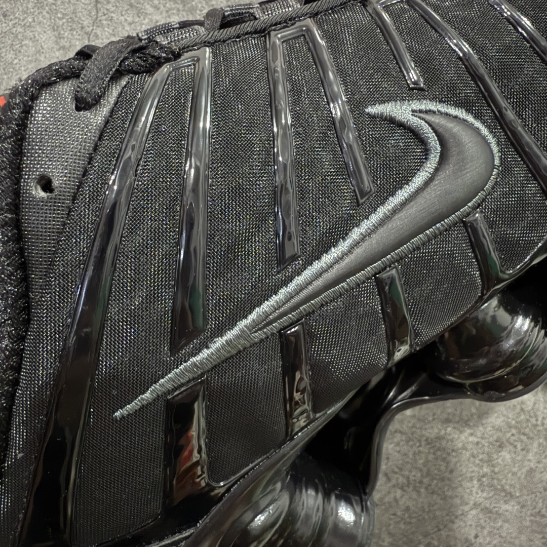 图片[4]-【Max纯原版】原版开发 Nike Shox TL系列 黑色 AR3566-002 NK Shox TL系列 黑色 复古舒适百搭防滑耐磨低邦柱形气垫休闲跑步鞋 鞋面采用了轻质化的材料打造，搭载鞋带系带系统以及鞋舌部分的特殊控制模块，科技感十足；采用透气纺织品和网眼鞋面与标志性的Nike Shox技术，同时提供更轻盈的感觉和大胆的外观；鞋身大面积采用织物与皮革材质拼接设计，搭配Dri-FITz透气网面，透气性拉满不闷脚。中底前掌搭载Air Max科技，后掌配置Shoxy缓震气柱，前掌气垫提供灵敏回弹，中底的气柱设计也很加分，外观上科技感十足；设计彰显个性，复古造型适配多种穿搭风格。 尺码：39 40 40.5 41 42 42.5 43 44 44.5 45 45.5 46 46.5 47.5-选品中心